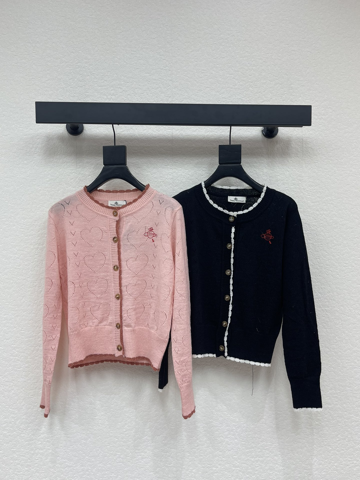 NO:685336,VivieneWestwoo*West Queen Mother's 26 early spring new love hollow knitted long-sleeved cardigan!  Customized imported cotton thread weaving, full of texture, round neck knitted cardigan style, collar, cuffs and hem with contrasting lace, contrasting with the body, full of details, basic style with a slightly transparent heart hollow texture on the body, fresh and light, iconic embroidered logo embellished on the chest, giving a strong retro college style, reducing age and relaxing, suitable for daily use!  SML,,19860909VivieneWestwoo*西太后26早春新款爱心镂空针织长袖开衫！定制进口棉线织造 质感十足 圆领针织开衫版型 领口袖口和下摆以撞色花边收 与大身形成撞色 细节满分 基础款式配合大身微透爱心镂空纹理 清新轻盈 标志性刺绣徽标点缀于前胸 让复古学院风格强烈 减龄松弛 日常随意驾驭！SML,,,Women's clothing