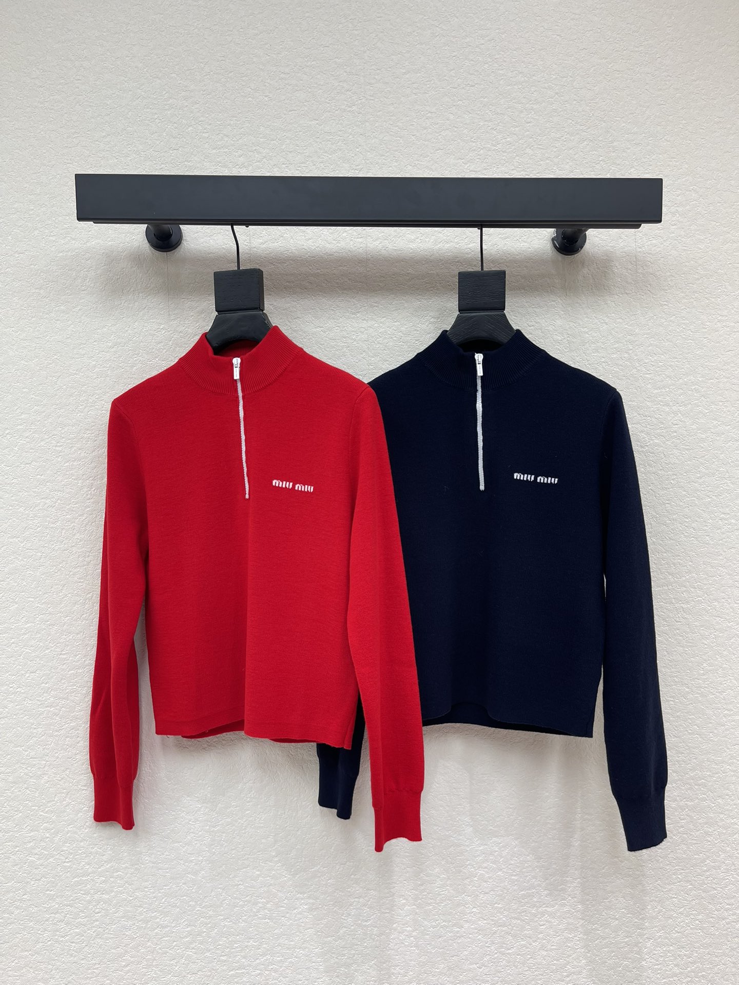 NO:685294,MiuMi*26 early spring new letter jacquard half-zip knitted long-sleeved top!  Customized wool yarn weaving, high-end texture, comfortable and soft, half zipper long sleeve tailoring!  The texture is delicate and dense, and the chest is embellished with letter logo decoration, highlighting the high-end tonality. The regular version does not matter your body shape or age, and it is simple and versatile for daily use in all seasons!  SML,,miumiu,19860909MiuMi*26早春新款字母提花半拉链针织长袖上衣！定制羊毛纱线织造,质感高级,舒适柔软,半开襟拉链长袖剪裁！细腻密实肌理,细腻精致,胸口点缀字母徽标装饰,彰显高级调性,常规版型不挑身材年龄,四季日常简约百搭款！SML,,miumiu,,Women's clothing