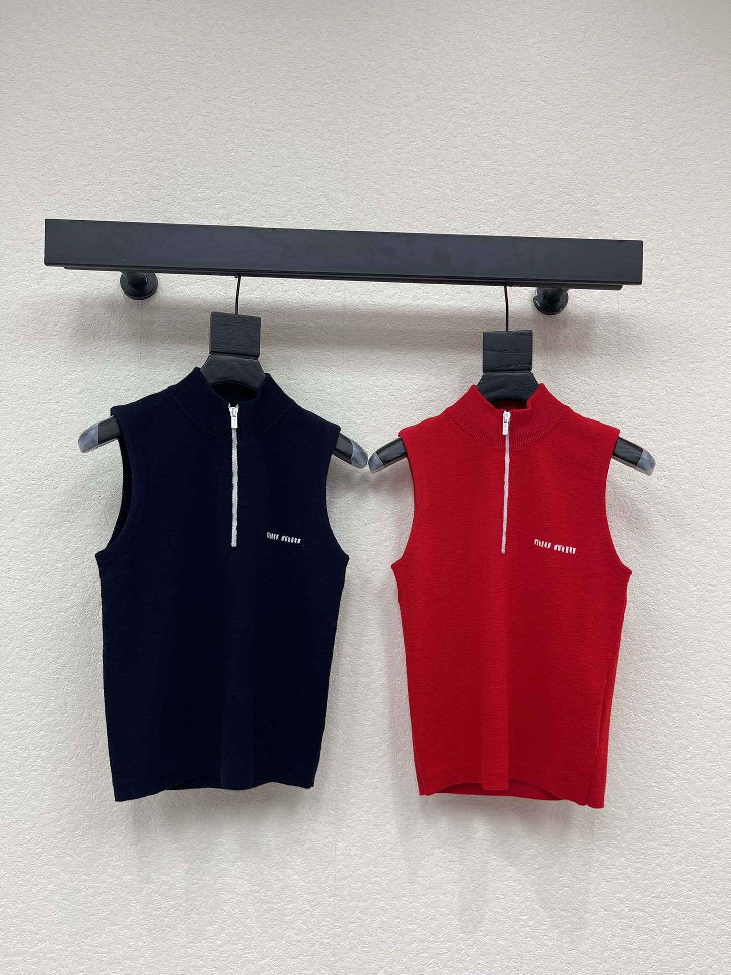 NO:685297,MiuMi*26 early spring new letter jacquard half-zip knitted vest!  Customized wool yarn weaving, high-end texture, comfortable and soft, half zipper vest cut!  The texture is delicate and dense, and the chest is embellished with letter logo decoration, highlighting the high-end tonality. The regular version does not matter your body shape or age, and it is simple and versatile for daily use in all seasons!  SML,,miumiu,19860909MiuMi*26早春新款字母提花半拉链针织背心！定制羊毛纱线织造,质感高级,舒适柔软,半开襟拉链背心剪裁！细腻密实肌理,细腻精致,胸口点缀字母徽标装饰,彰显高级调性,常规版型不挑身材年龄,四季日常简约百搭款！SML,,miumiu,,Women's clothing