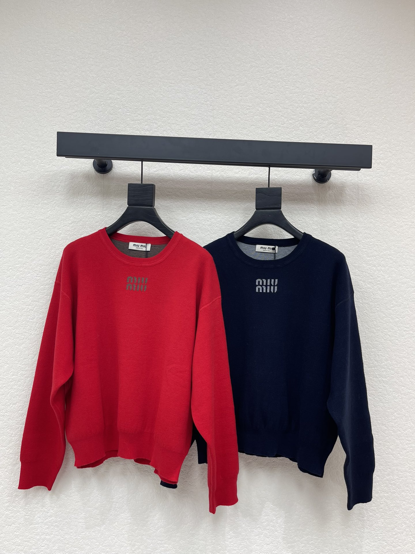 NO:685289,MiuMi*26 new early spring round neck knitted long-sleeved sweater!  Weaved with custom wool yarn, the texture is high-end, comfortable and soft. The round-neck long-sleeved sweater has all-over threaded edges. The embroidered letter logo on the front of the chest highlights the style, making the outfit more advanced and relaxed. It is simple and versatile for daily use!  SML,,miumiu,sweaters,19860909MiuMi*26早春新款圆领针织长袖毛衣！定制羊毛纱线织造,质感高级,舒适柔软,圆领长袖毛衣,通体螺纹包边.胸前提花字母徽标彰显格调,显得穿搭愈发高级松弛,日常简约百搭款！SML,,miumiu,sweaters,,Women's clothing