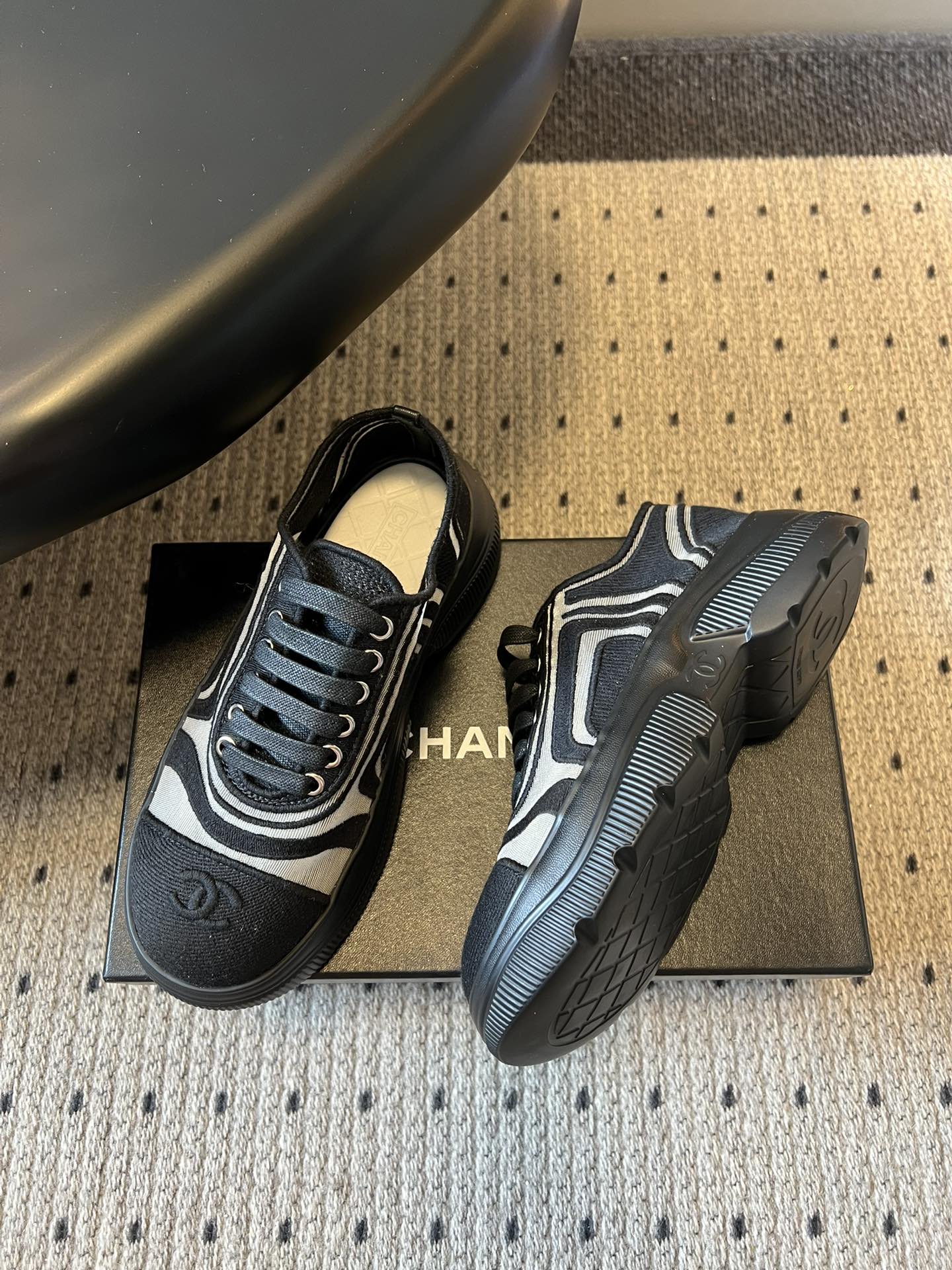 Chane*厚底透气拼色帆布运动鞋鞋头处嵌有香奈儿经典的双C刺绣logo，辨识度极高；采用简约的系带款式