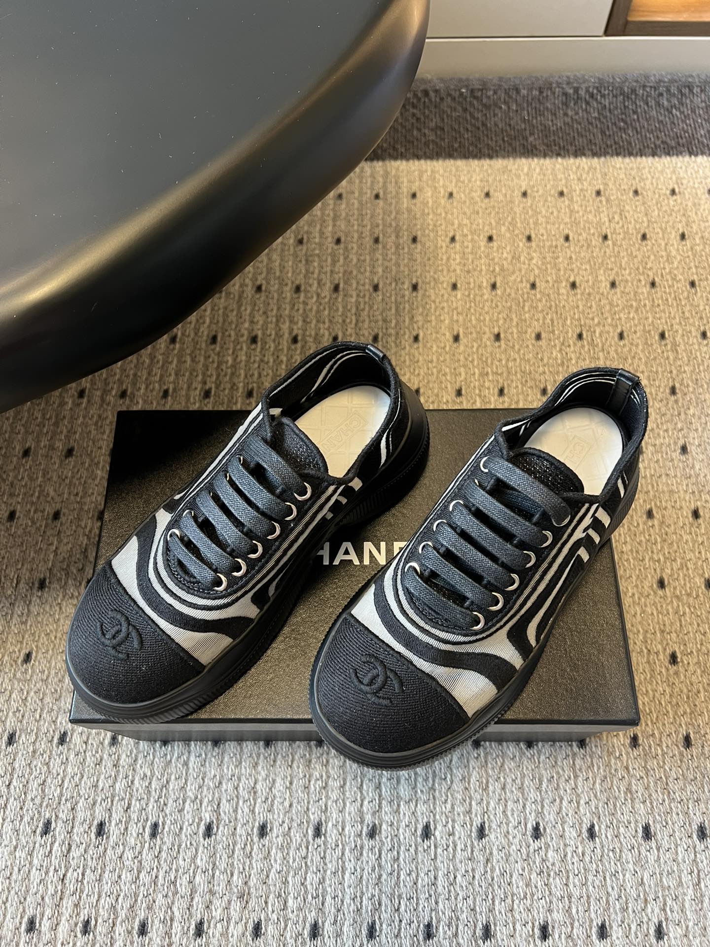 Chane*厚底透气拼色帆布运动鞋鞋头处嵌有香奈儿经典的双C刺绣logo，辨识度极高；采用简约的系带款式