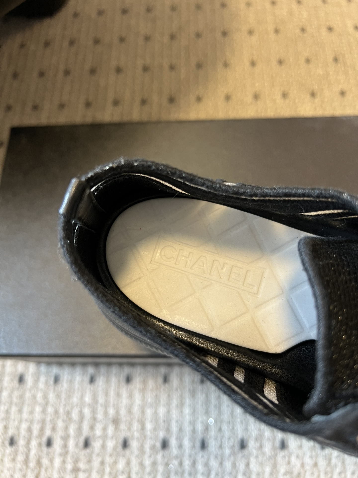 Chane*厚底透气拼色帆布运动鞋鞋头处嵌有香奈儿经典的双C刺绣logo，辨识度极高；采用简约的系带款式