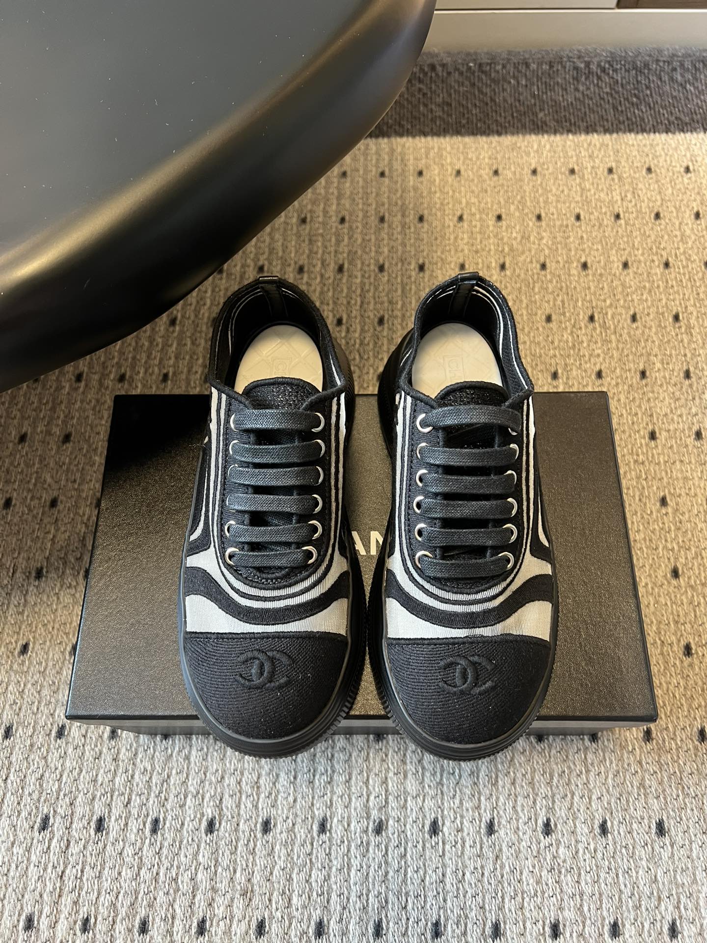 Chane*厚底透气拼色帆布运动鞋鞋头处嵌有香奈儿经典的双C刺绣logo，辨识度极高；采用简约的系带款式