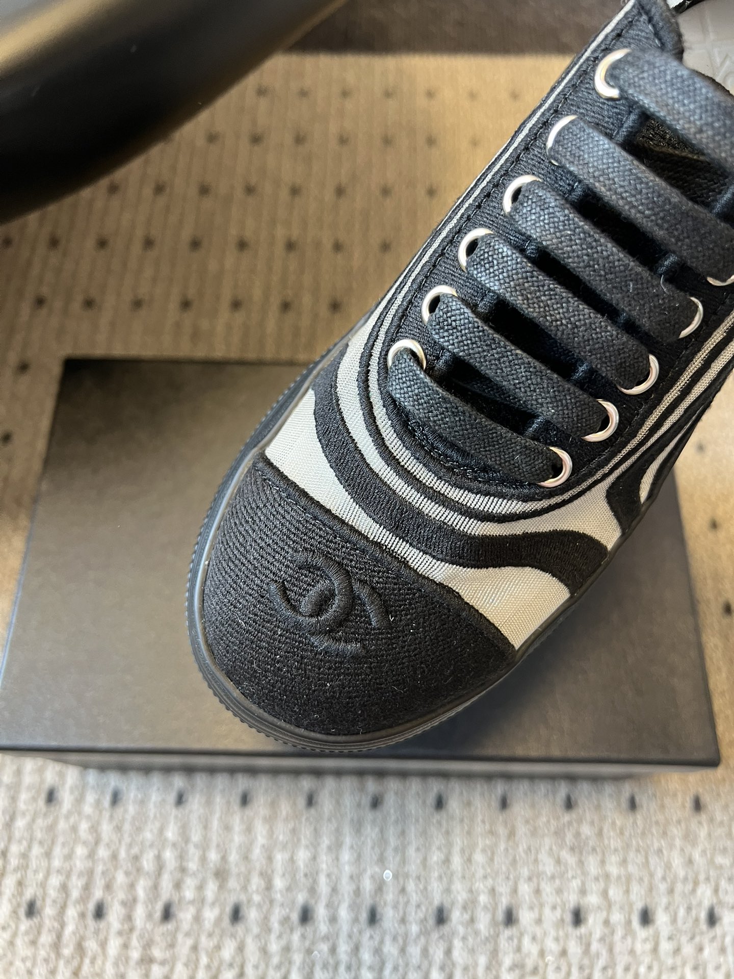 Chane*厚底透气拼色帆布运动鞋鞋头处嵌有香奈儿经典的双C刺绣logo，辨识度极高；采用简约的系带款式