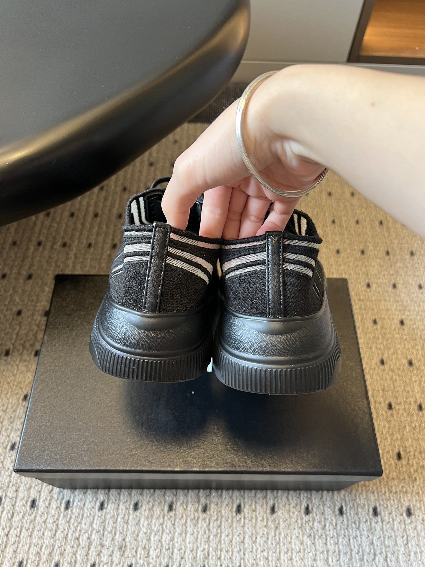 Chane*厚底透气拼色帆布运动鞋鞋头处嵌有香奈儿经典的双C刺绣logo，辨识度极高；采用简约的系带款式