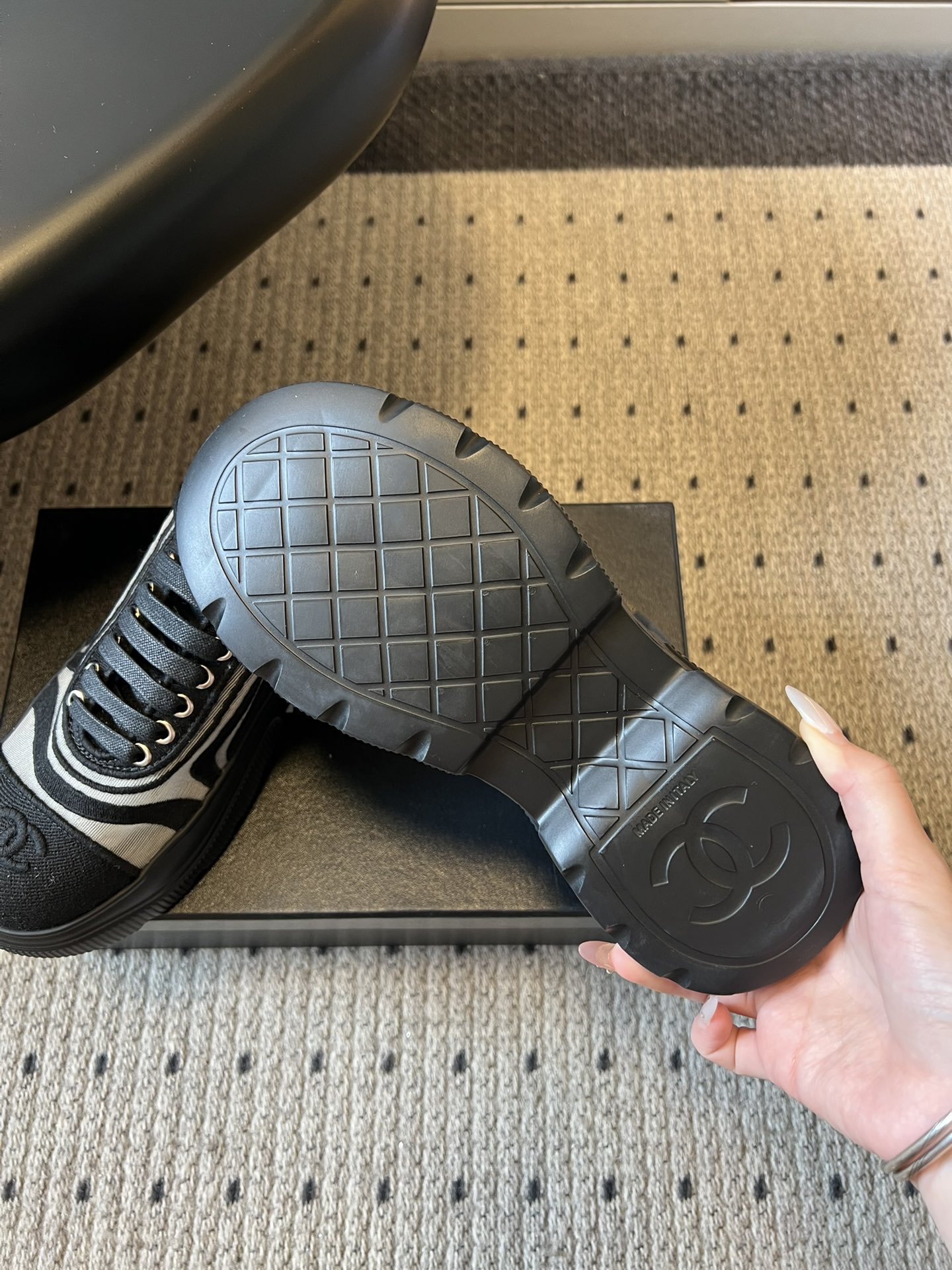 Chane*厚底透气拼色帆布运动鞋鞋头处嵌有香奈儿经典的双C刺绣logo，辨识度极高；采用简约的系带款式