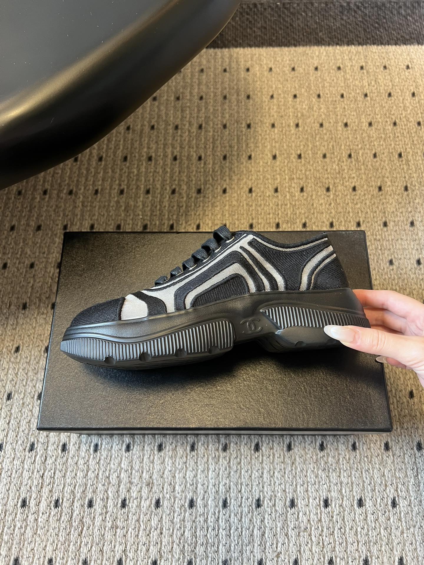 Chane*厚底透气拼色帆布运动鞋鞋头处嵌有香奈儿经典的双C刺绣logo，辨识度极高；采用简约的系带款式