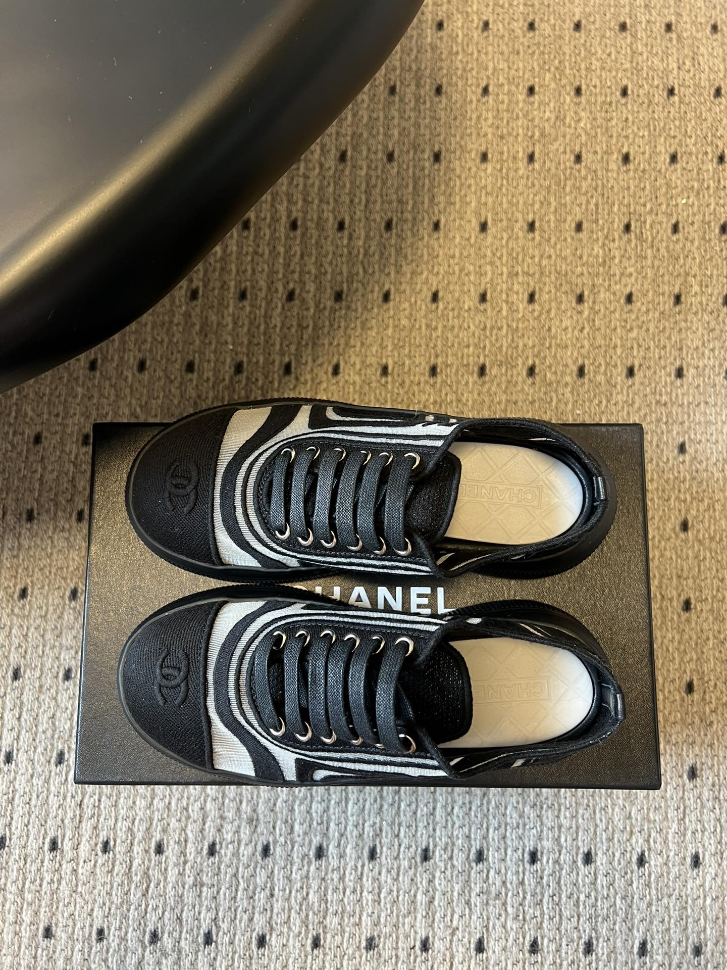 Chane*厚底透气拼色帆布运动鞋鞋头处嵌有香奈儿经典的双C刺绣logo，辨识度极高；采用简约的系带款式