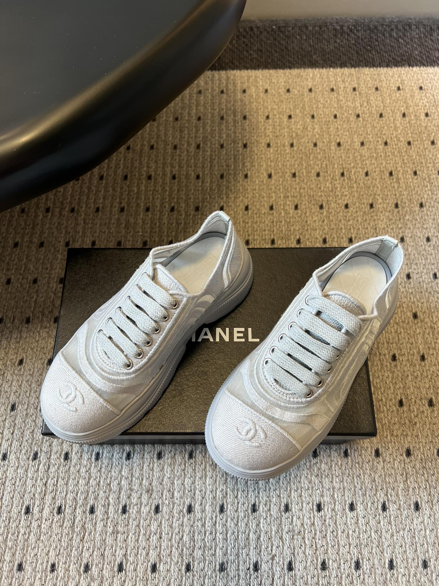 Chane*厚底透气拼色帆布运动鞋鞋头处嵌有香奈儿经典的双C刺绣logo，辨识度极高；采用简约的系带款式