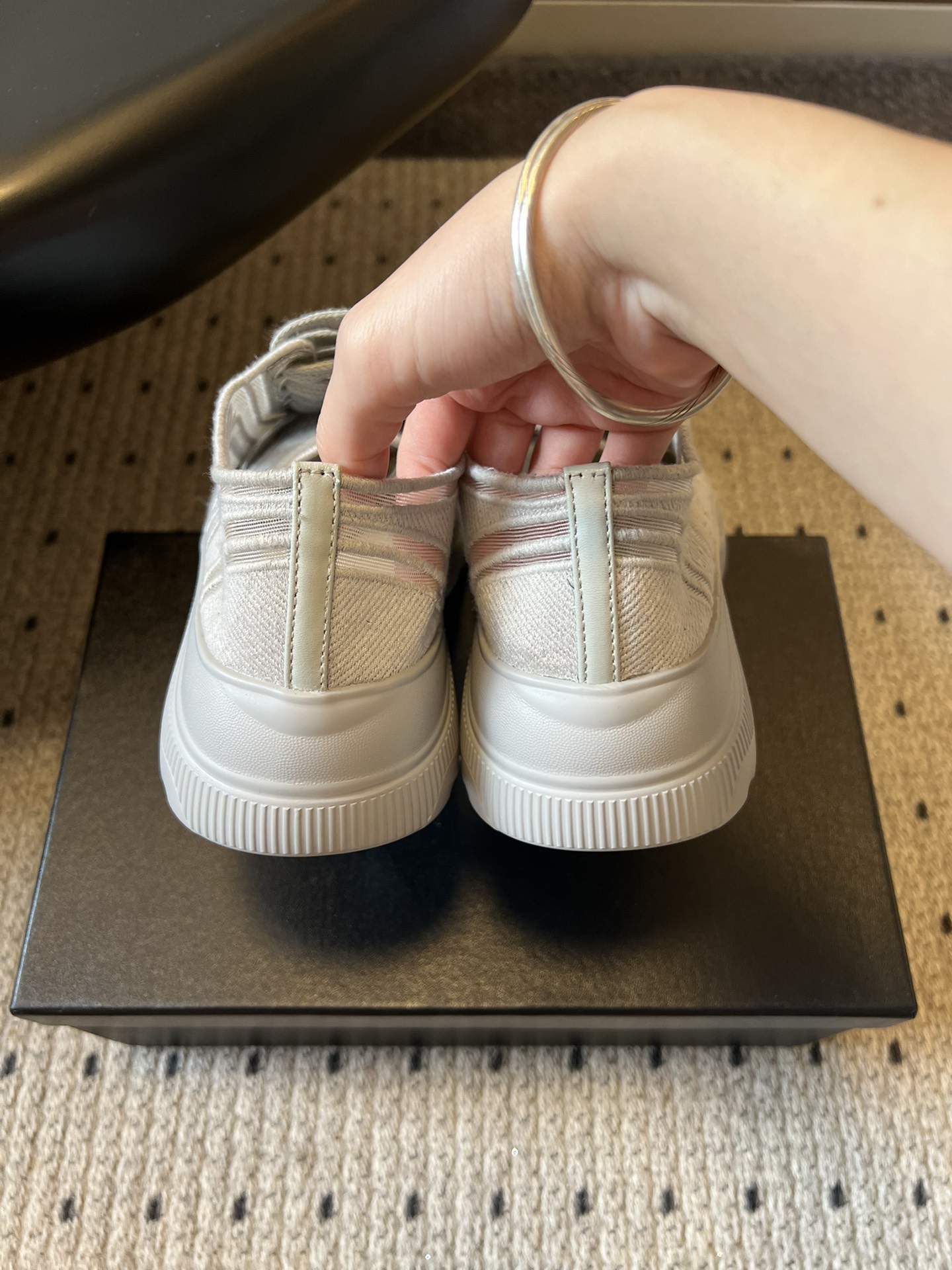 Chane*厚底透气拼色帆布运动鞋鞋头处嵌有香奈儿经典的双C刺绣logo，辨识度极高；采用简约的系带款式