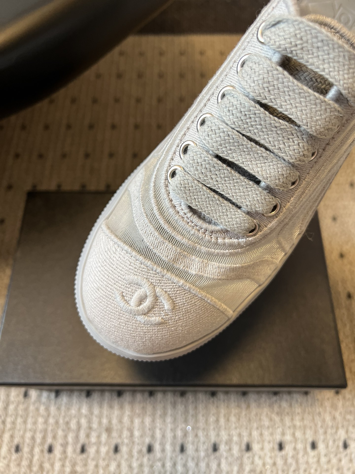 Chane*厚底透气拼色帆布运动鞋鞋头处嵌有香奈儿经典的双C刺绣logo，辨识度极高；采用简约的系带款式