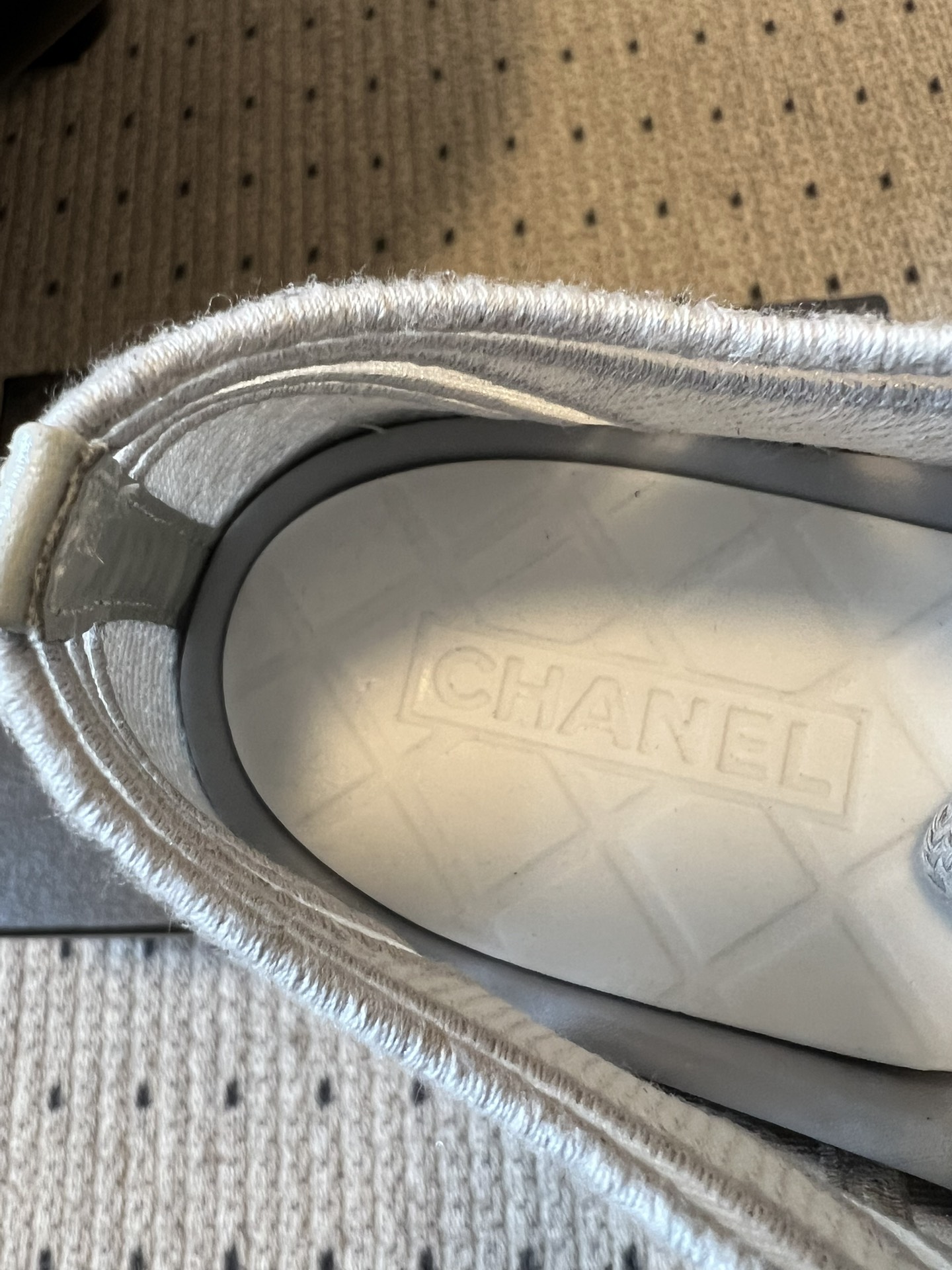 Chane*厚底透气拼色帆布运动鞋鞋头处嵌有香奈儿经典的双C刺绣logo，辨识度极高；采用简约的系带款式