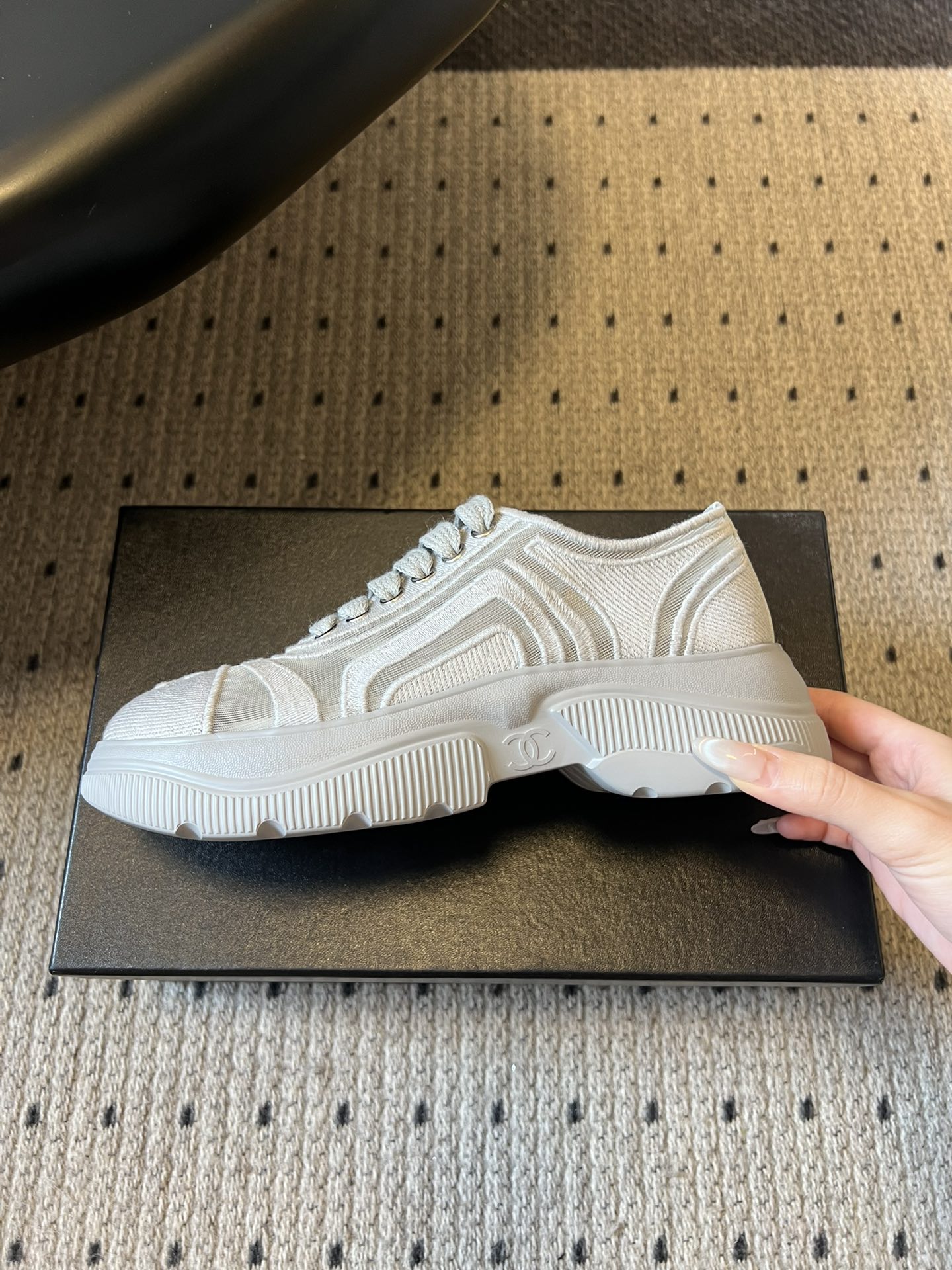 Chane*厚底透气拼色帆布运动鞋鞋头处嵌有香奈儿经典的双C刺绣logo，辨识度极高；采用简约的系带款式