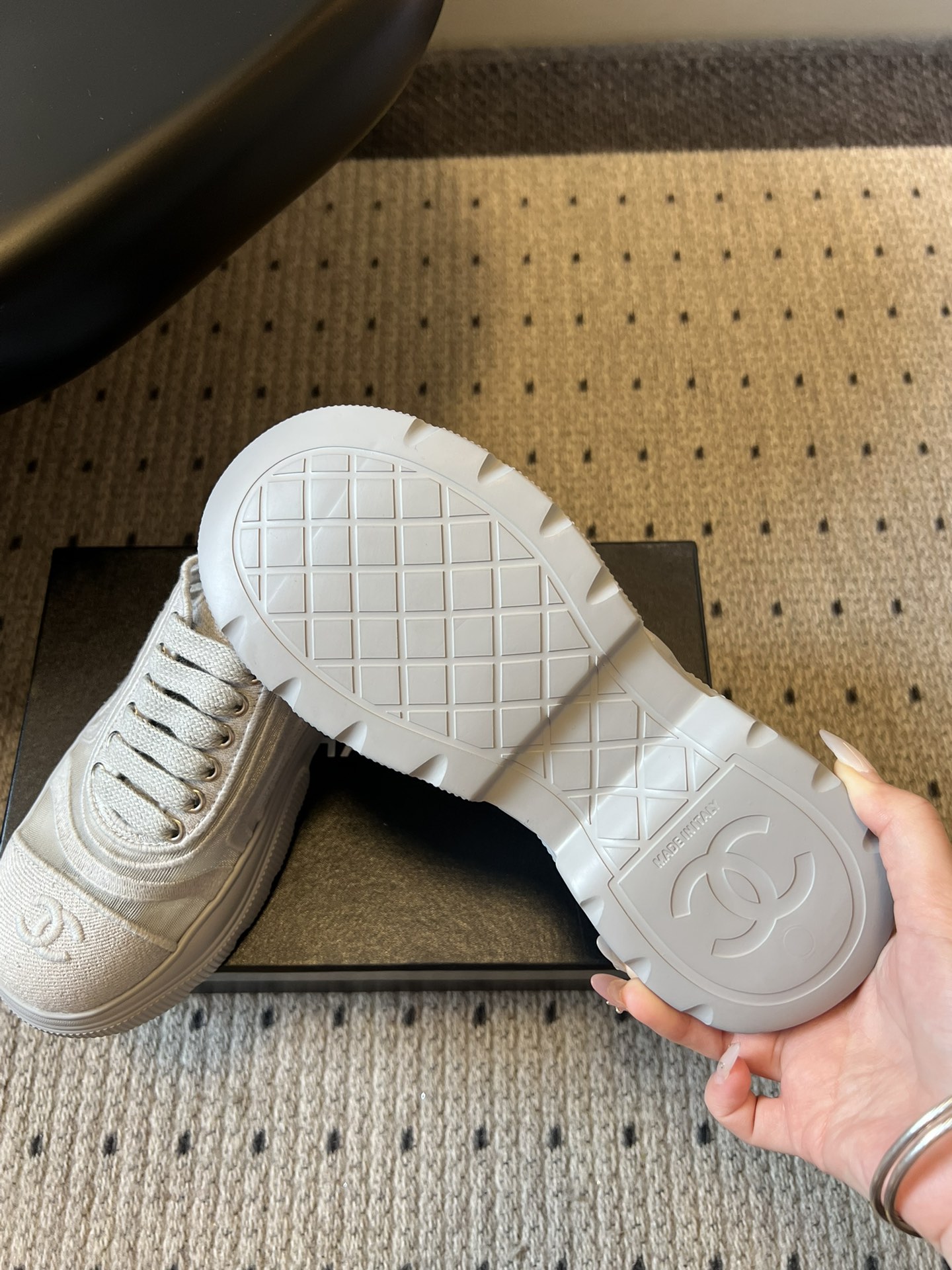 Chane*厚底透气拼色帆布运动鞋鞋头处嵌有香奈儿经典的双C刺绣logo，辨识度极高；采用简约的系带款式