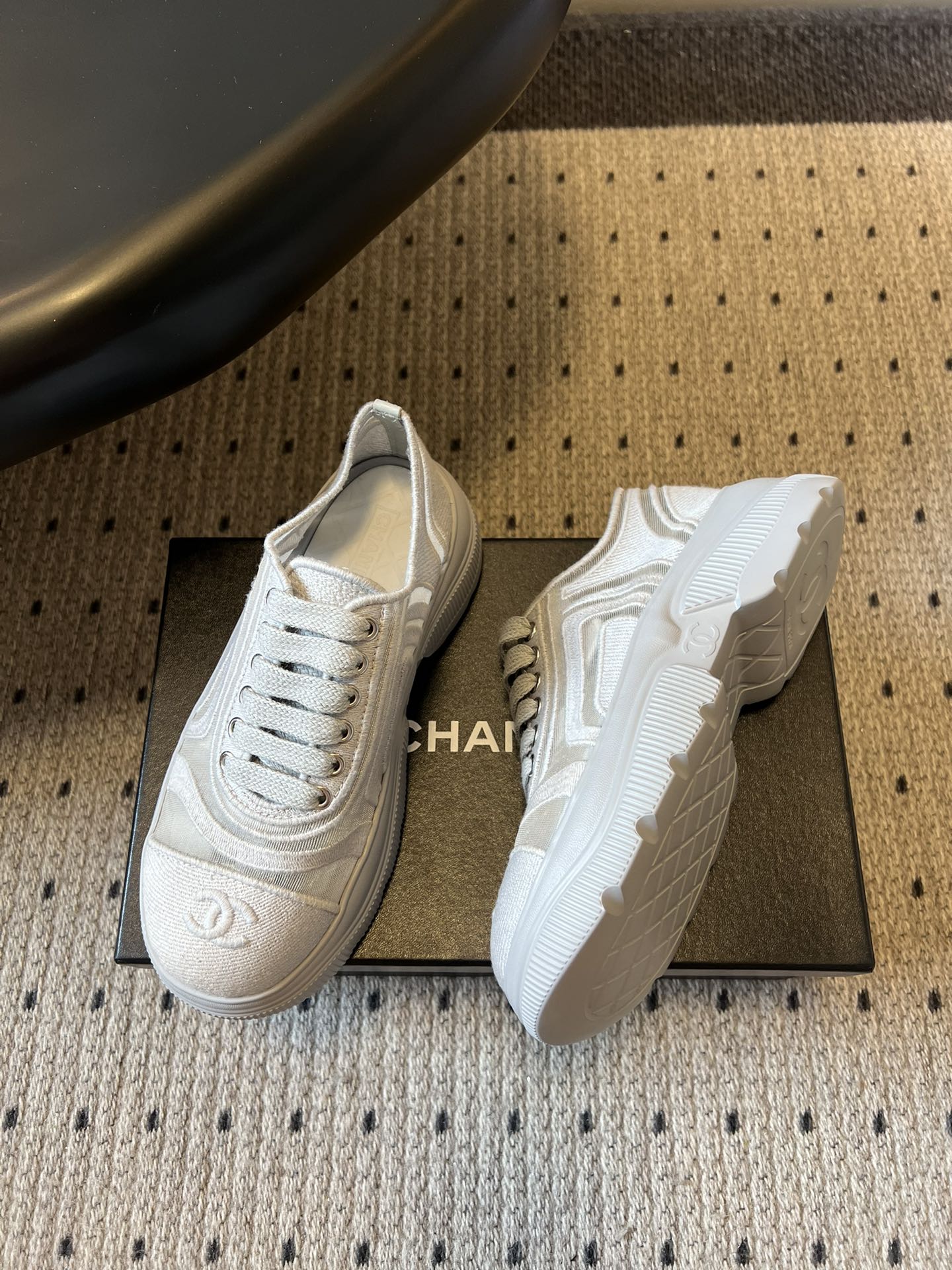 Chane*厚底透气拼色帆布运动鞋鞋头处嵌有香奈儿经典的双C刺绣logo，辨识度极高；采用简约的系带款式