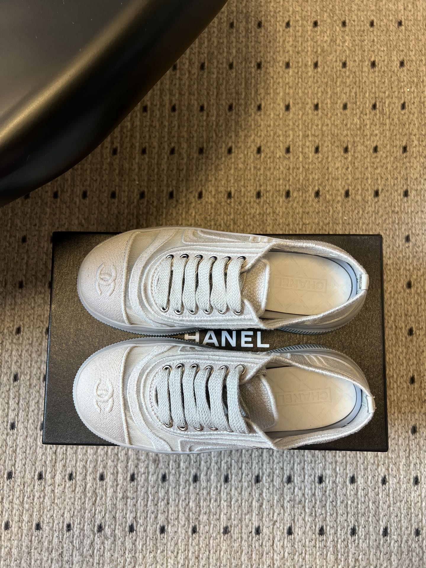 Chane*厚底透气拼色帆布运动鞋鞋头处嵌有香奈儿经典的双C刺绣logo，辨识度极高；采用简约的系带款式