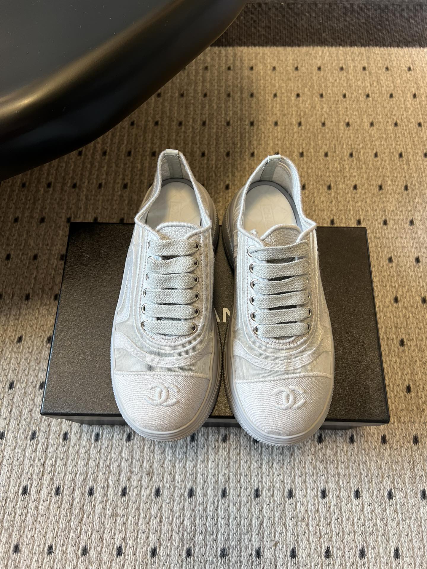 NO:679826,Chane* thick-soled breathable color-blocked canvas sneakers are embedded with Chanel's classic double-C embroidery logo on the toe, which is highly recognizable. They adopt a simple lace-up style and a round toe silhouette, which combines a casual feel with the brand's classic aesthetics. They are available in pure white, black and white color-blocking colors, and are versatile in style and in line with the brand's simple and luxurious tone.  The upper and outsole are connected by hand stitching, with smooth and neat routing, and exquisite details. The insole is thickened, which not only improves comfort, but also has a slight heightening effect. Upper cloth/mesh lining sheepskin outsole original molded outsole increased by 4cm size 35-40 (40 size customization is not returnable), casual shoes/sports shoes, chanel, chanel, sneakers, sheepskin19860909Chane*厚底透气拼色帆布运动鞋 鞋头处嵌有香奈儿经典的双C刺绣logo,辨识度极高；采用简约的系带款式,搭配圆头廓形,兼具休闲感与品牌经典美学；纯白、黑白拼色等配色,风格百搭且契合品牌简约奢华的调性. 鞋面与大底通过手工缝线连接,走线平顺整齐,细节处理考究.鞋垫做加厚处理,不仅提升舒适度,还能起到轻微增高的效果. 鞋面布面/网 内里羊皮 大底原版开模大底 增高4cm size35-40码（40码定制不退换）,休闲鞋/运动鞋,chanel,chanel,sneakers,sheepskin,Women's Shoes