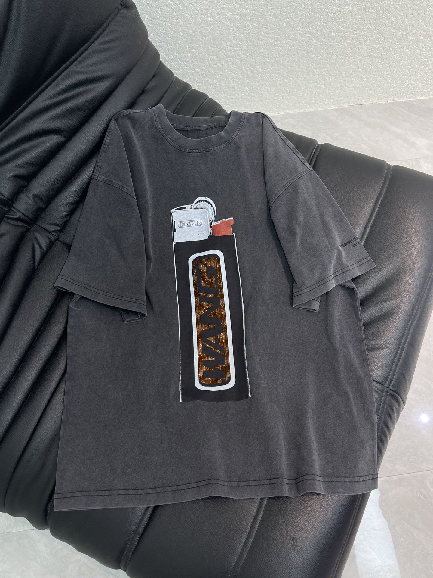 NO:685283,Alexander  wan*26 new spring and summer distressed washed printed printed rhinestone short-sleeved T-shirt. Customized YB native cotton material, breathable and comfortable, full of texture, loose shoulder oversized shirt cut, using printing and rhinestone processing, the letter logo lighter pattern is outlined on the chest  Decoration to enhance brand recognition, embroidered logo on the sleeve side echoes, enhances the design level, and is treated with old-fashioned washing process to establish the brand's trend positioning and make daily wear fashionable. SML, versace, T-shirt, tees, t-shirt,19860909Alexander wan*26春夏新款做旧水洗印花烫钻短袖T恤.定制YB原生全棉材质,透气舒适,质感十足,宽松落肩oversized恤剪裁,利用印花加烫钻工艺处理,胸前勾勒出字母徽标打火机图案装饰,加强品牌辨识度,袖侧刺绣徽标呼应,增强设计层次,做旧水洗工艺处理,奠定品牌潮流定位,日常穿搭洋气时髦.SML,,versace,T-shirt,tees，t-shirt,,Women's clothing