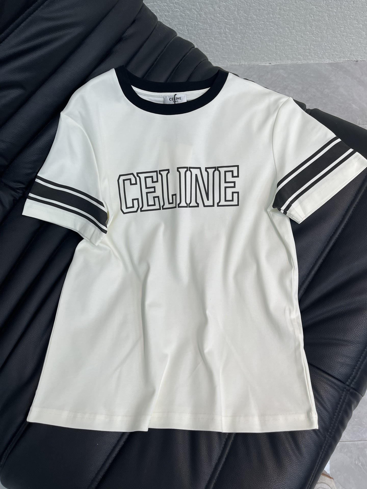 NO:684477,Celin*26 new spring and summer new collared letter logo short-sleeved T-shirt. Customized YB mercerized cotton material, breathable and comfortable, full texture, regular short-sleeved shirt cut, using printing technology, the letter logo decoration is outlined on the chest, the collar and cuffs echo, in the form of black with stripes, enhance the design level, the color is versatile and refreshing, daily wear is relaxed and fashionable. SML A,,celine,T-shirt,tees,t-shirt,19860909Celin*26春夏新款领字母徽标短袖T恤.定制YB丝光全棉材质,透气舒适,质感十足,常规短袖恤剪裁,利用印花工艺处理,胸前勾勒出字母徽标装饰,领口和袖口呼应,以黑色配条纹的形式,增强设计层次,配色百搭清爽,日常穿搭松弛时髦.SML A,,celine,T-shirt,tees，t-shirt,,Women's clothing