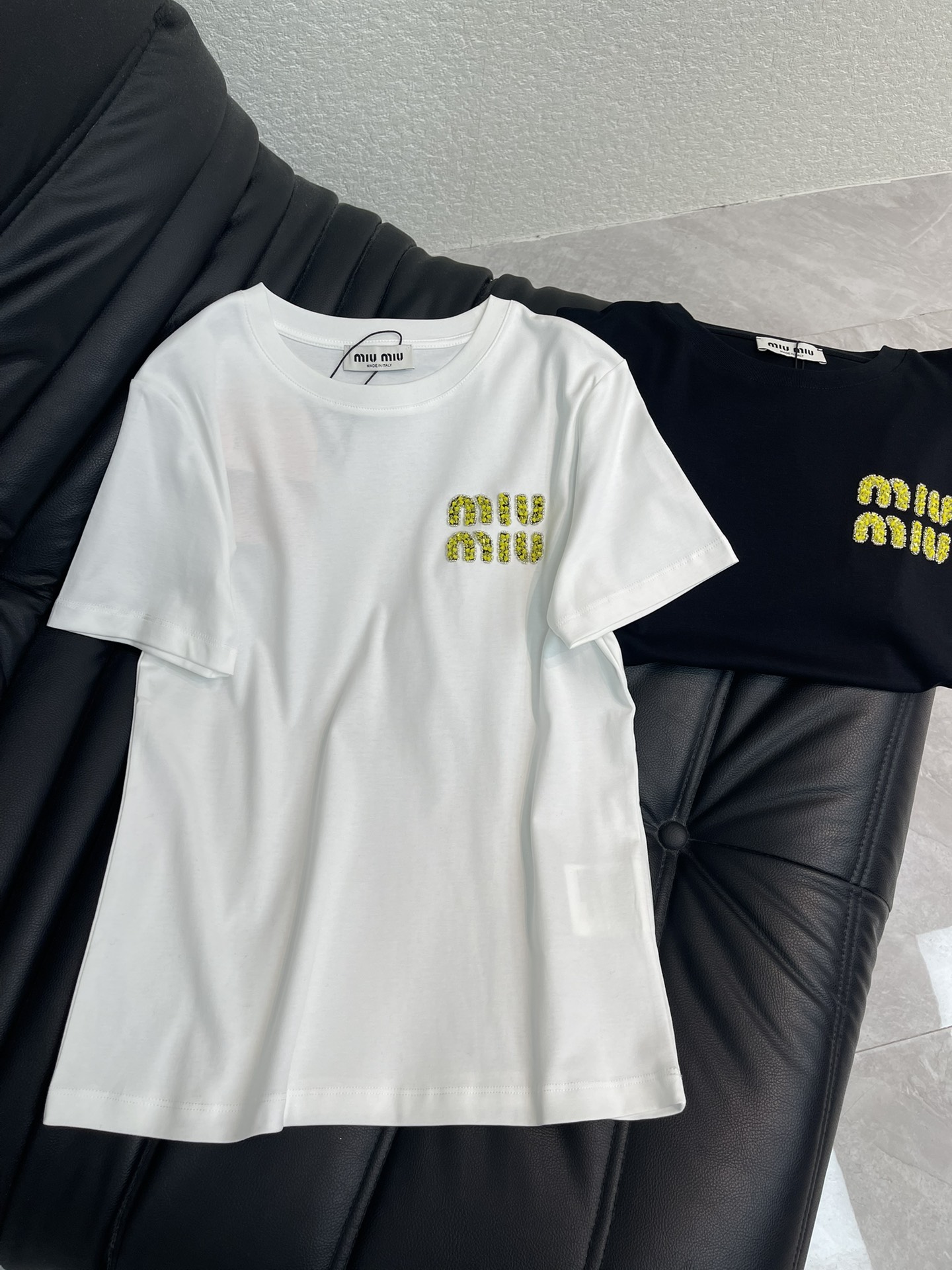 NO:684481,Miumi*26 new spring and summer round neck beaded logo short-sleeved T-shirt. Customized YB mercerized cotton material, breathable and comfortable, full of texture, regular short-sleeved shirt cut, using embroidery process, with beaded sequins to outline the letter logo decoration, color matching, age-reducing and stylish, clear layers, versatile black and white, suitable for daily matching. SML,,miumiu,T-shirt,tees,t-shirt,19860909Miumi*26春夏新款圆领钉珠徽标短袖T恤.定制YB丝光全棉材质,透气舒适,质感十足,常规短袖恤剪裁,利用刺绣工艺处理,配合钉珠亮片,勾勒出字母徽标装饰,配色减龄洋气,层次分明,百搭黑白双色,日常随意搭配.SML,,miumiu,T-shirt,tees，t-shirt,,Women's clothing