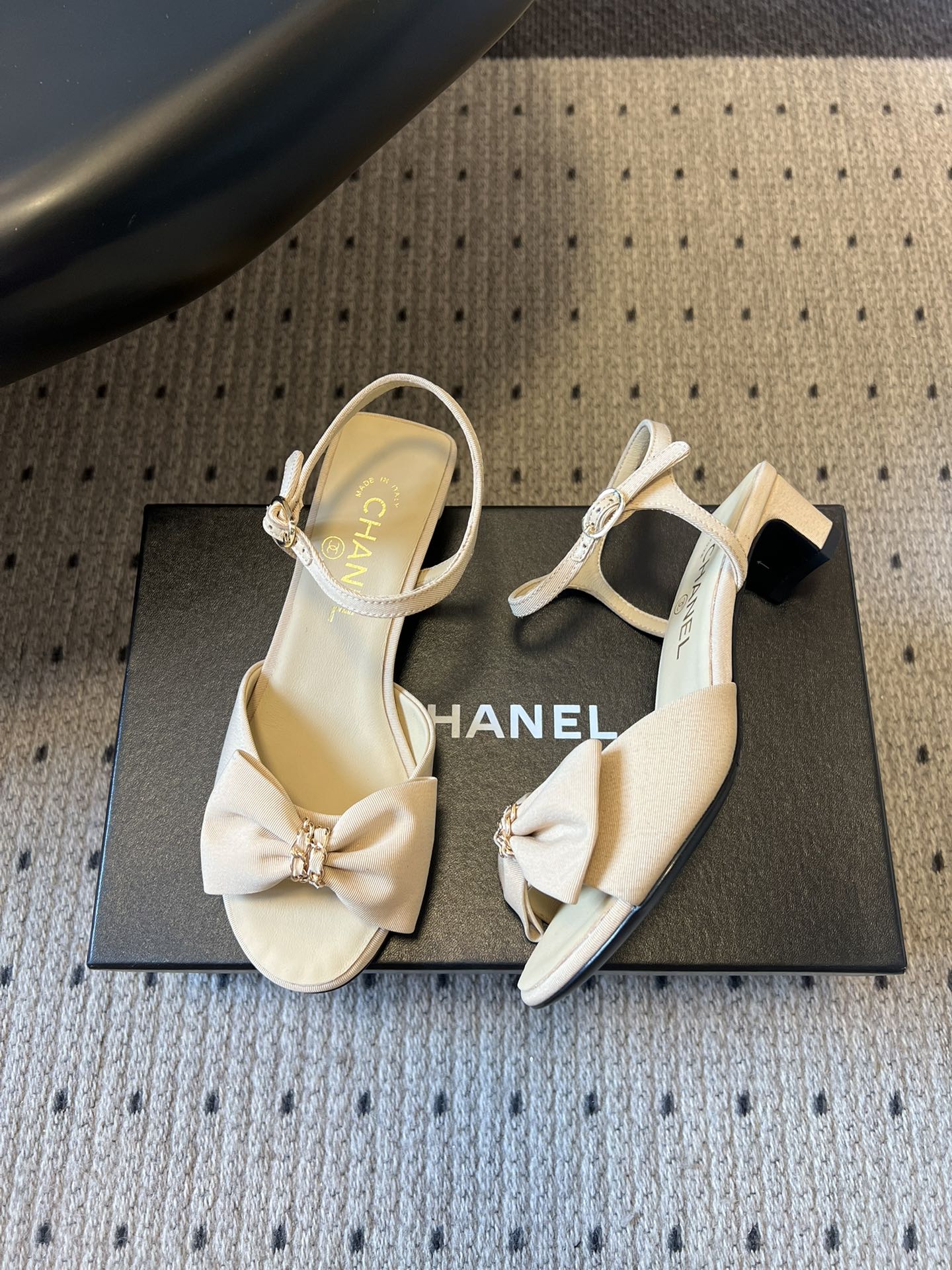 Chane*26ss低跟细踝带蝴蝶结凉鞋鞋身以标志性蝴蝶结为核心装饰，部分蝴蝶结处点缀品牌经典的双C金属