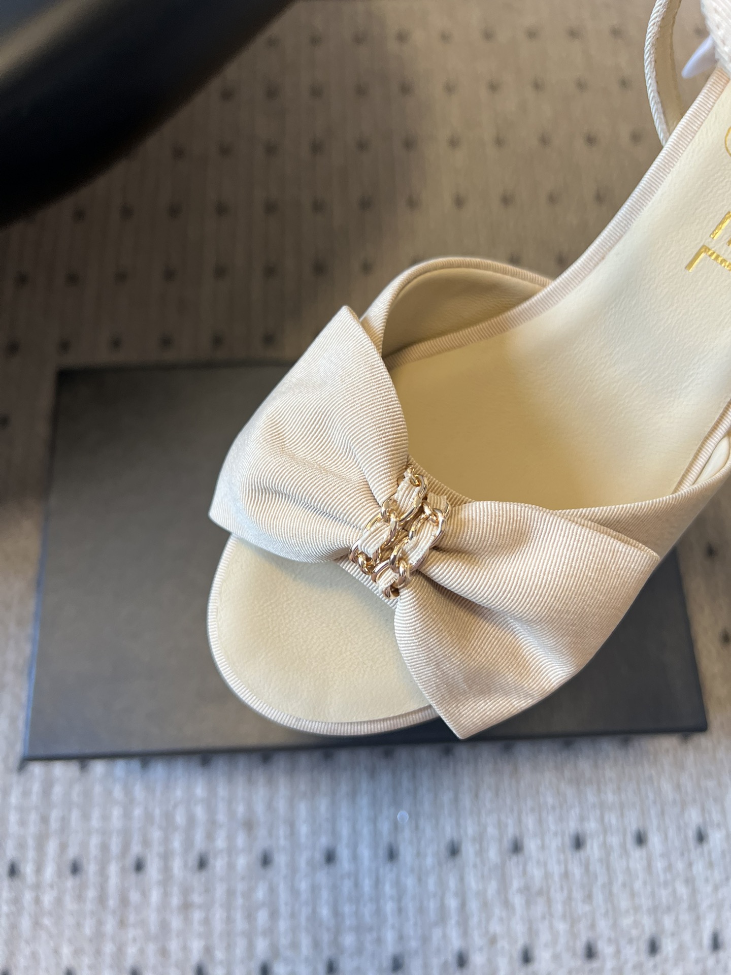 Chane*26ss低跟细踝带蝴蝶结凉鞋鞋身以标志性蝴蝶结为核心装饰，部分蝴蝶结处点缀品牌经典的双C金属