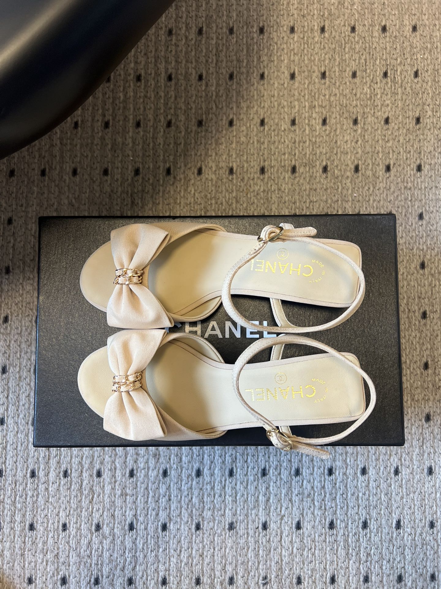Chane*26ss低跟细踝带蝴蝶结凉鞋鞋身以标志性蝴蝶结为核心装饰，部分蝴蝶结处点缀品牌经典的双C金属