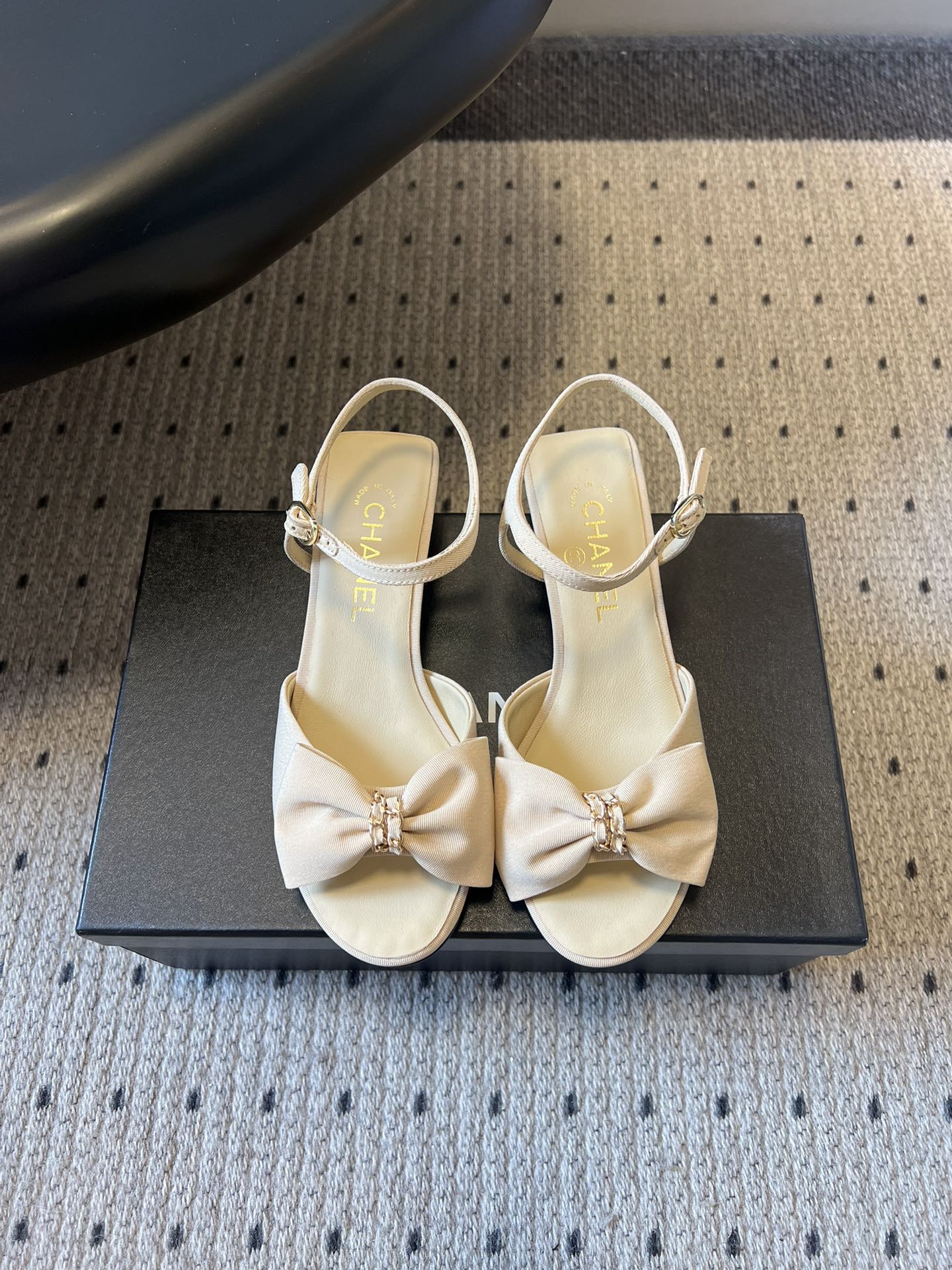 Chane*26ss低跟细踝带蝴蝶结凉鞋鞋身以标志性蝴蝶结为核心装饰，部分蝴蝶结处点缀品牌经典的双C金属