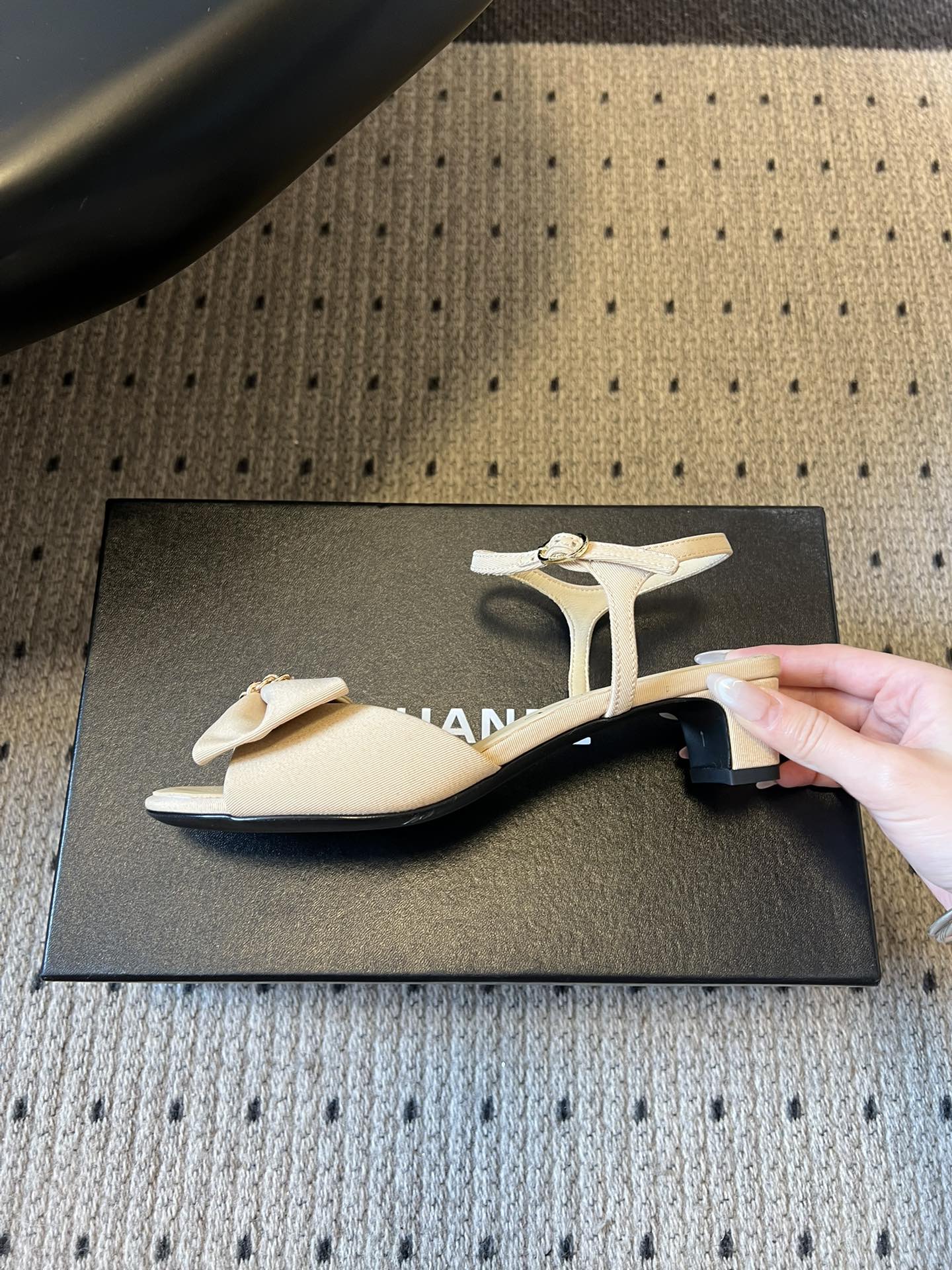 Chane*26ss低跟细踝带蝴蝶结凉鞋鞋身以标志性蝴蝶结为核心装饰，部分蝴蝶结处点缀品牌经典的双C金属