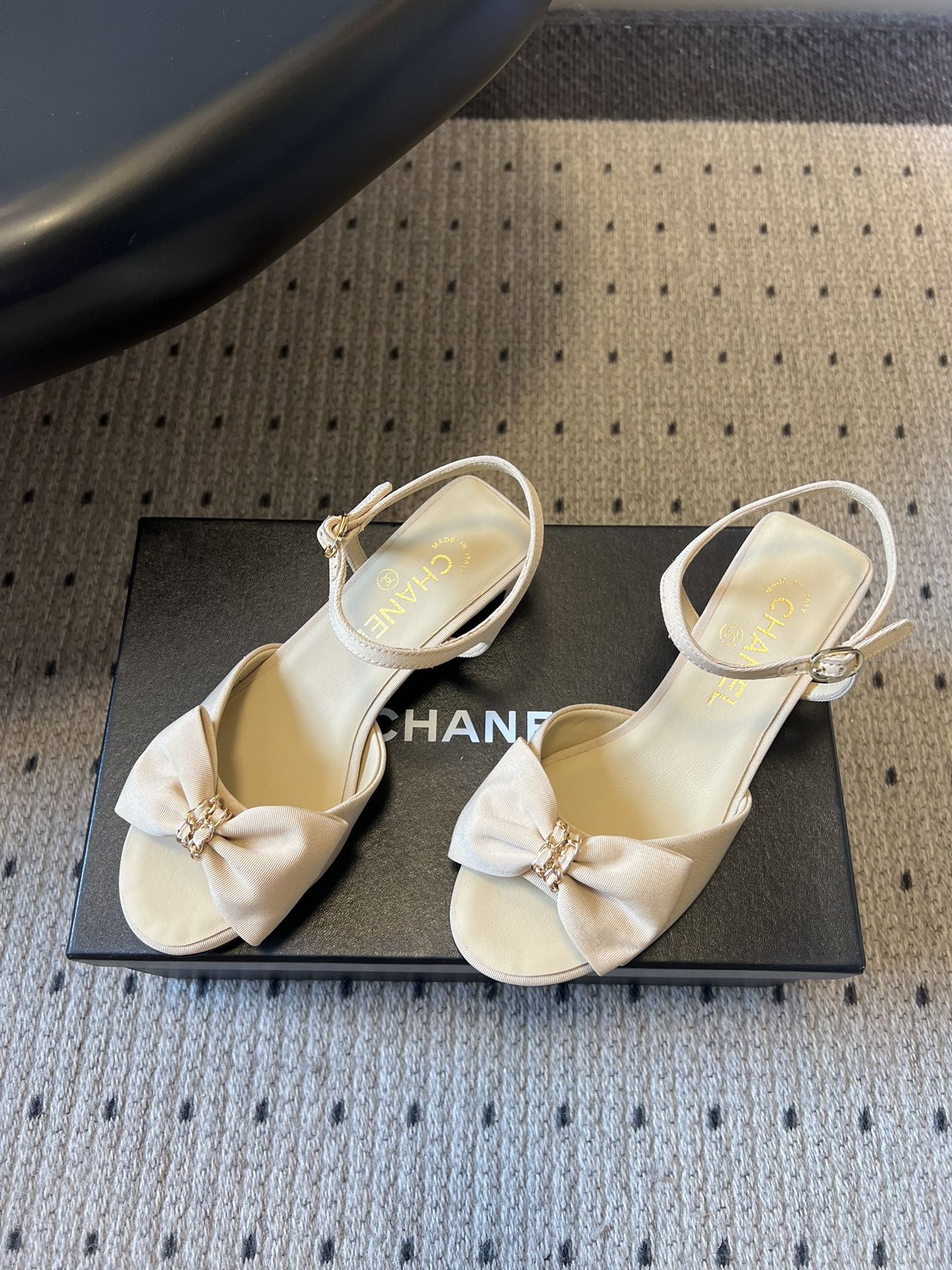 Chane*26ss低跟细踝带蝴蝶结凉鞋鞋身以标志性蝴蝶结为核心装饰，部分蝴蝶结处点缀品牌经典的双C金属