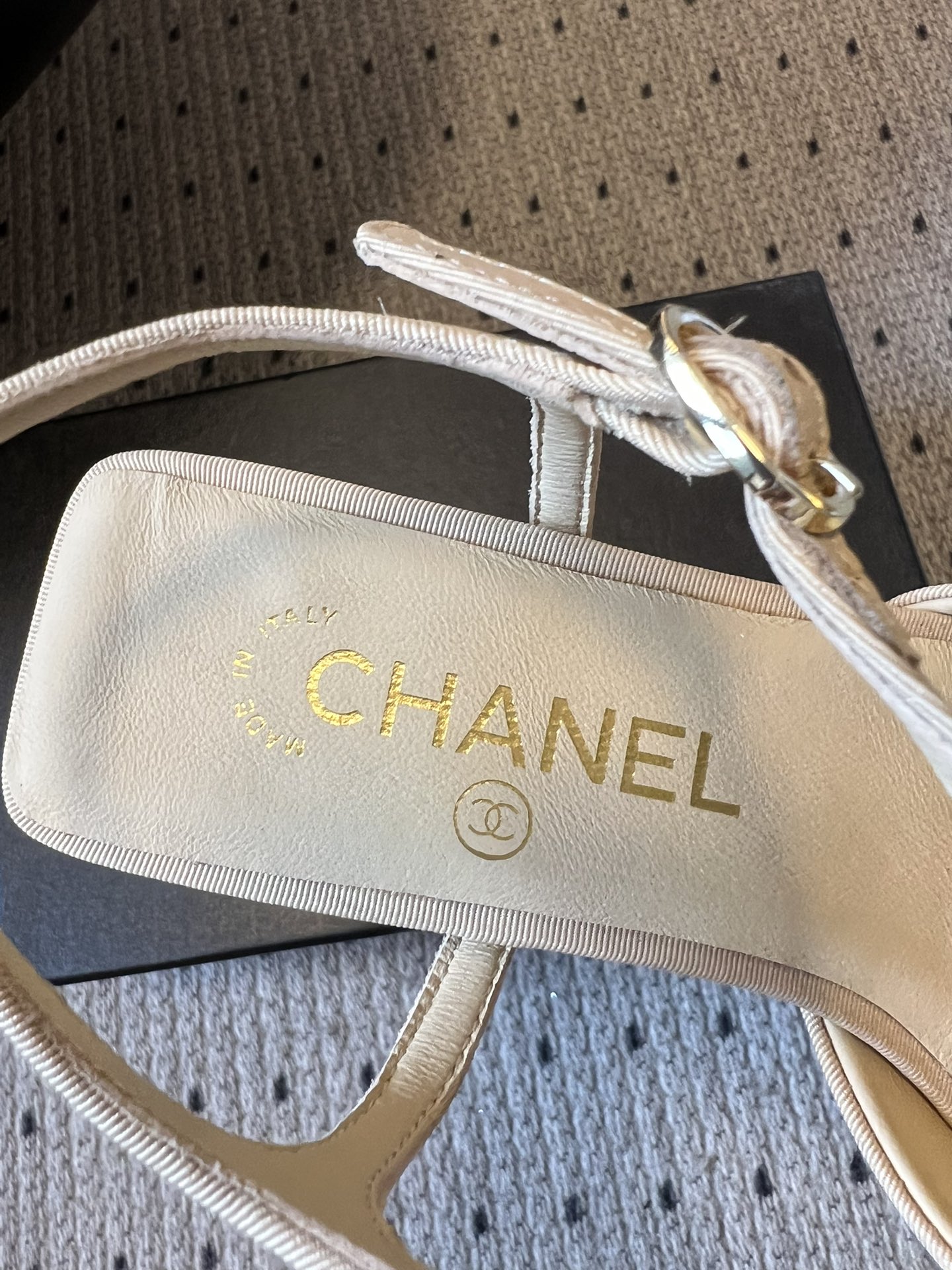 Chane*26ss低跟细踝带蝴蝶结凉鞋鞋身以标志性蝴蝶结为核心装饰，部分蝴蝶结处点缀品牌经典的双C金属