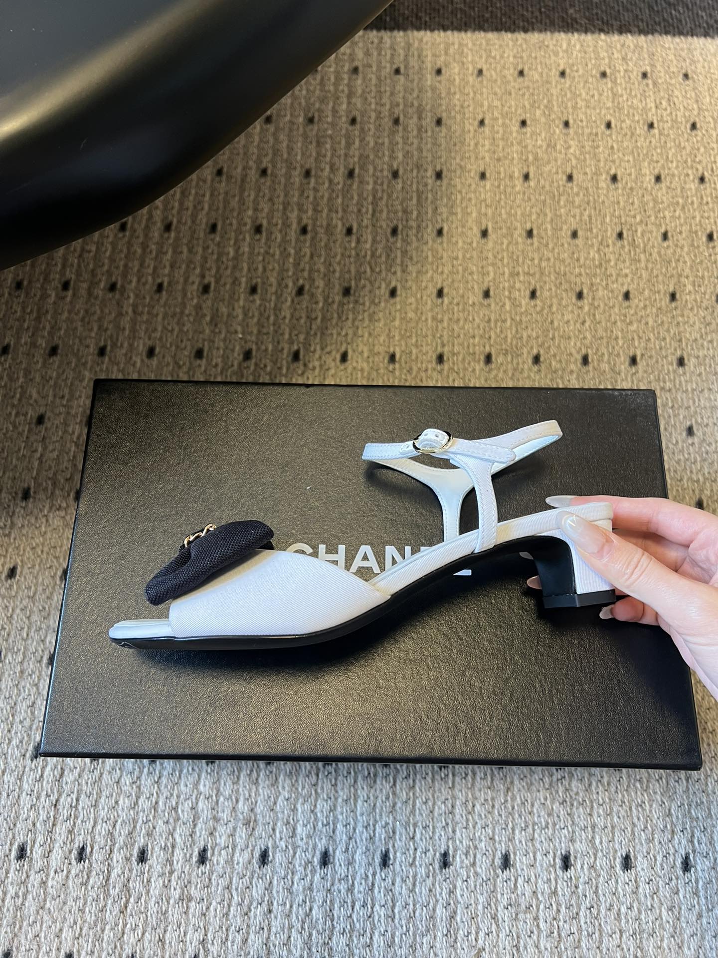 Chane*26ss低跟细踝带蝴蝶结凉鞋鞋身以标志性蝴蝶结为核心装饰，部分蝴蝶结处点缀品牌经典的双C金属