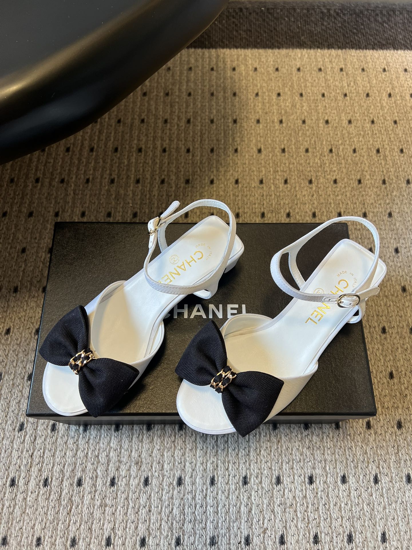 Chane*26ss低跟细踝带蝴蝶结凉鞋鞋身以标志性蝴蝶结为核心装饰，部分蝴蝶结处点缀品牌经典的双C金属