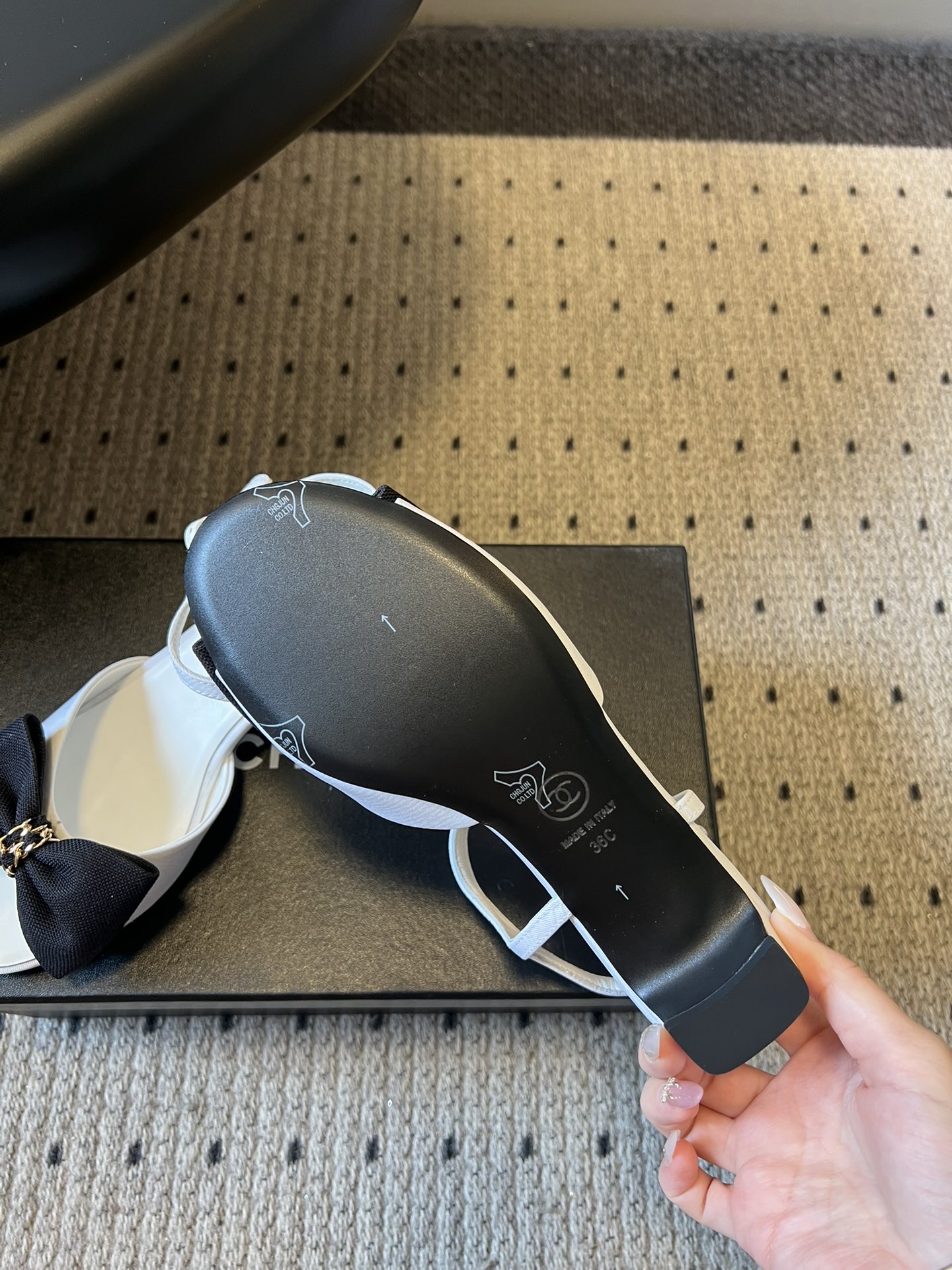 Chane*26ss低跟细踝带蝴蝶结凉鞋鞋身以标志性蝴蝶结为核心装饰，部分蝴蝶结处点缀品牌经典的双C金属