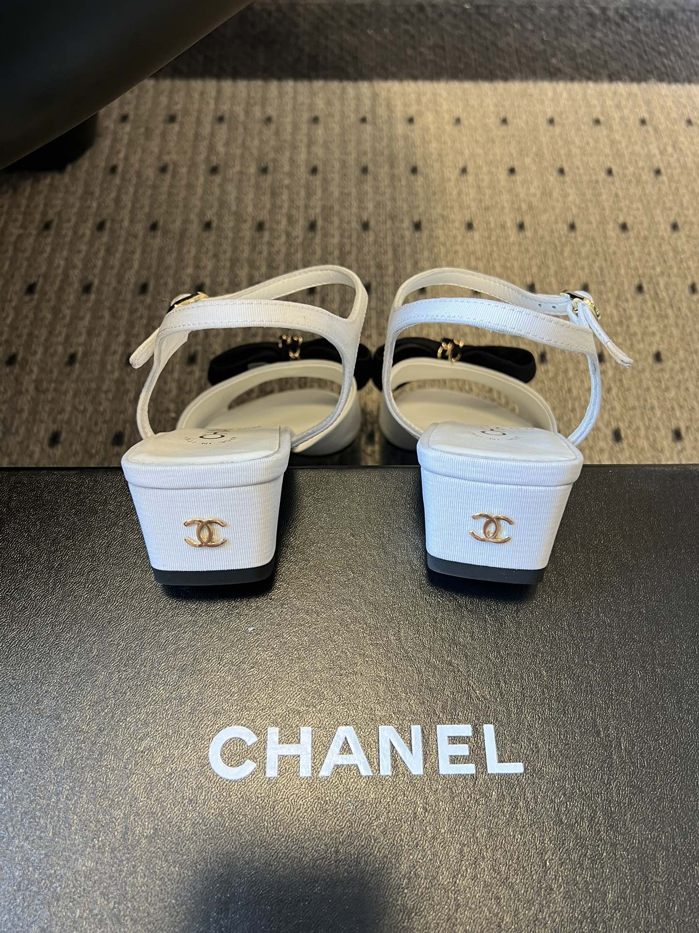 Chane*26ss低跟细踝带蝴蝶结凉鞋鞋身以标志性蝴蝶结为核心装饰，部分蝴蝶结处点缀品牌经典的双C金属