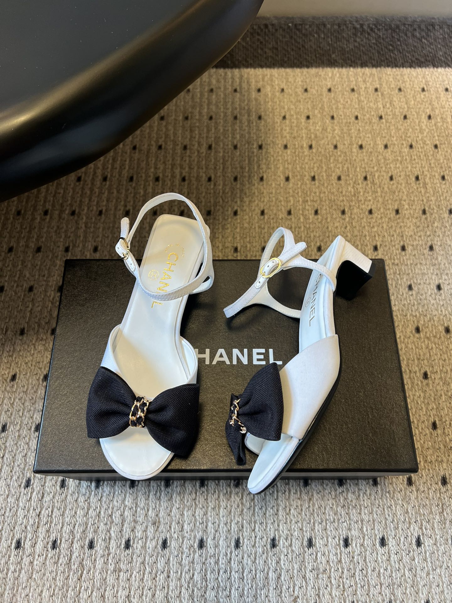 Chane*26ss低跟细踝带蝴蝶结凉鞋鞋身以标志性蝴蝶结为核心装饰，部分蝴蝶结处点缀品牌经典的双C金属