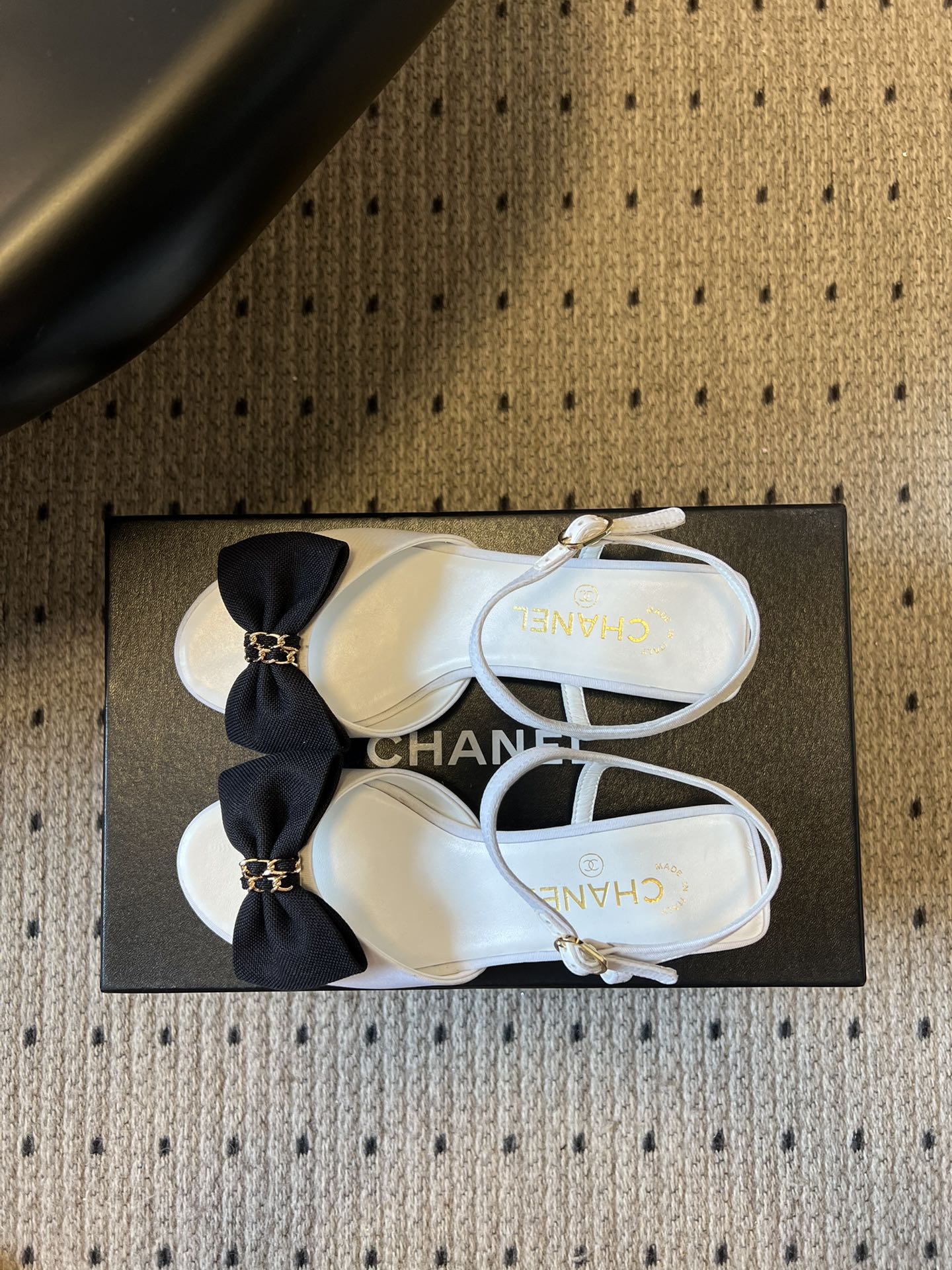 Chane*26ss低跟细踝带蝴蝶结凉鞋鞋身以标志性蝴蝶结为核心装饰，部分蝴蝶结处点缀品牌经典的双C金属