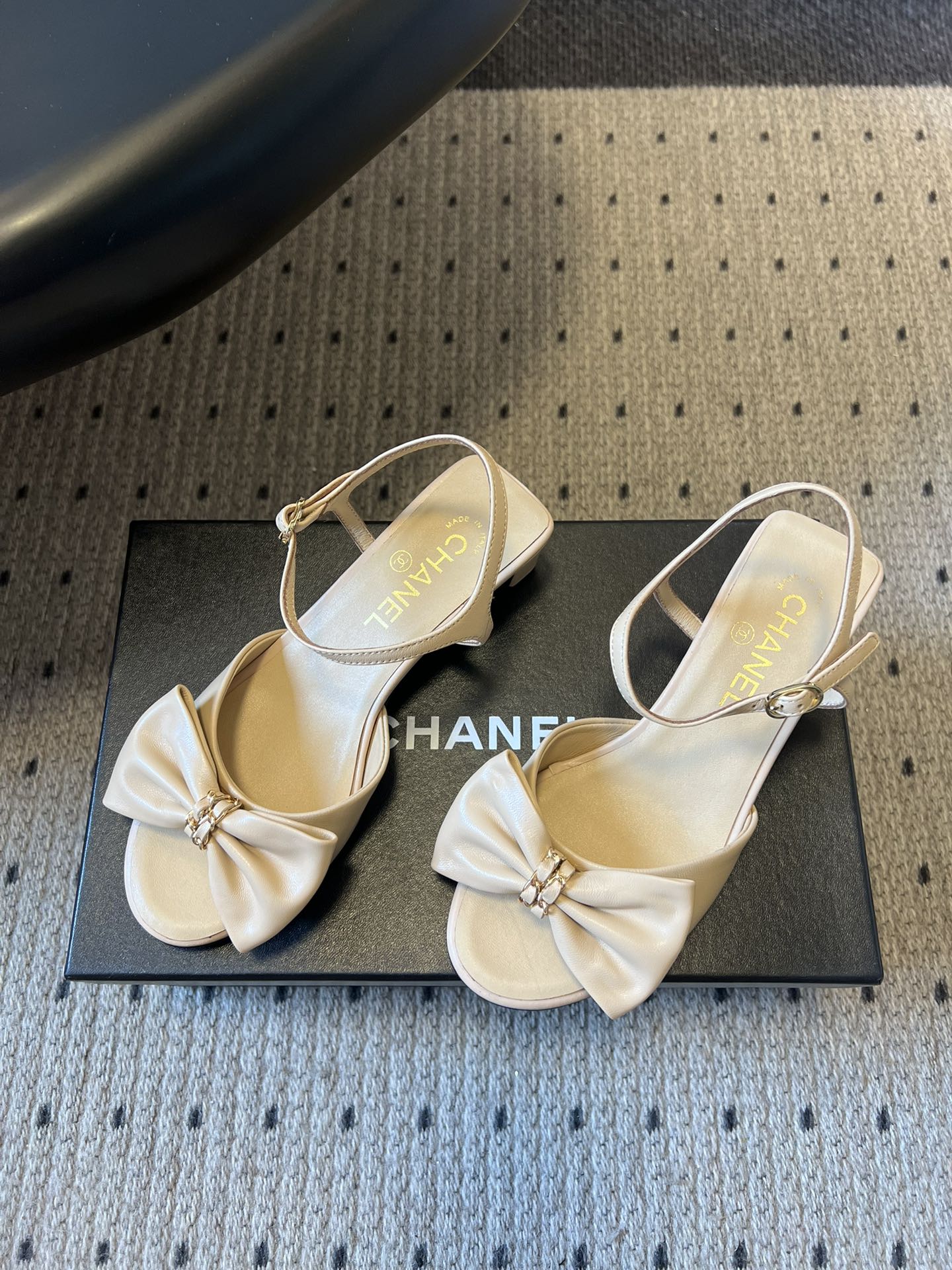 Chane*26ss低跟细踝带蝴蝶结凉鞋鞋身以标志性蝴蝶结为核心装饰，部分蝴蝶结处点缀品牌经典的双C金属