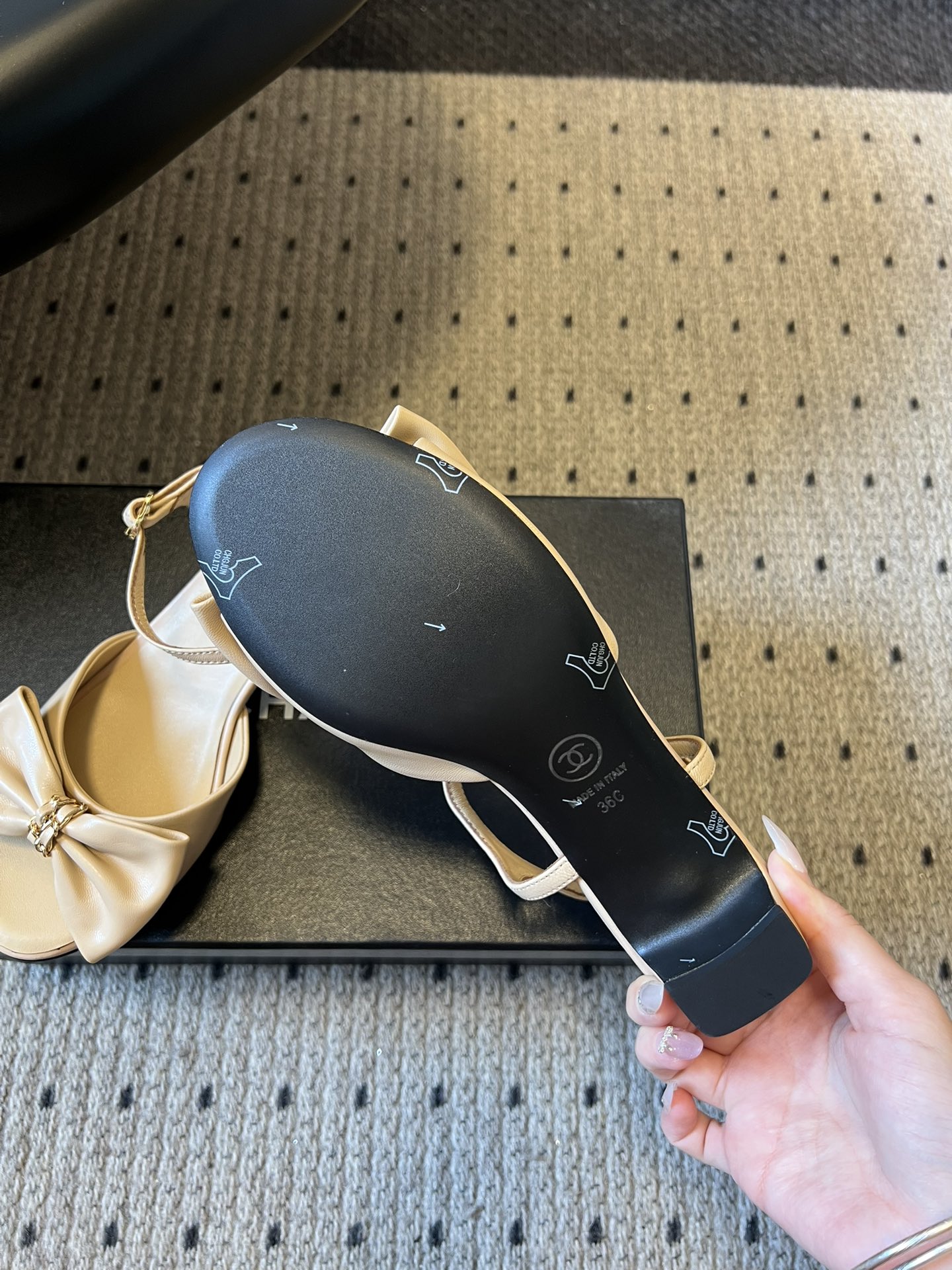 Chane*26ss低跟细踝带蝴蝶结凉鞋鞋身以标志性蝴蝶结为核心装饰，部分蝴蝶结处点缀品牌经典的双C金属