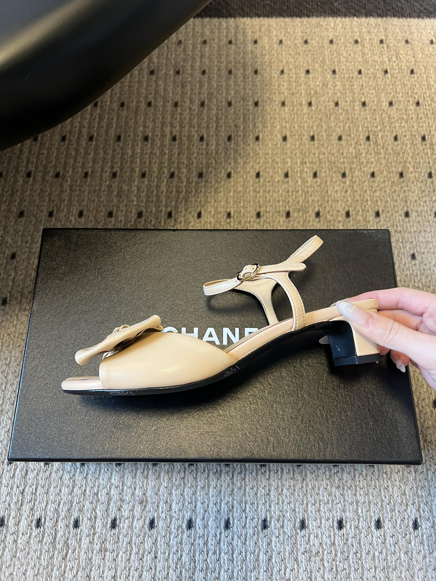 Chane*26ss低跟细踝带蝴蝶结凉鞋鞋身以标志性蝴蝶结为核心装饰，部分蝴蝶结处点缀品牌经典的双C金属