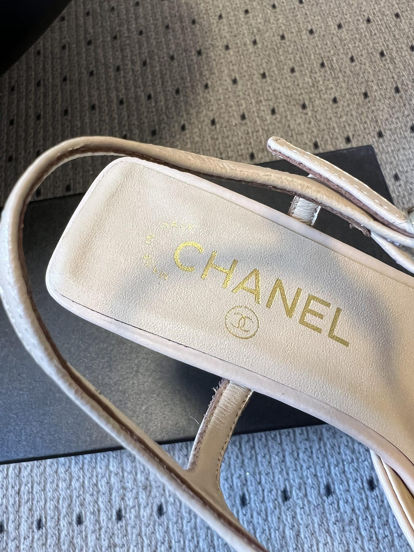 Chane*26ss低跟细踝带蝴蝶结凉鞋鞋身以标志性蝴蝶结为核心装饰，部分蝴蝶结处点缀品牌经典的双C金属