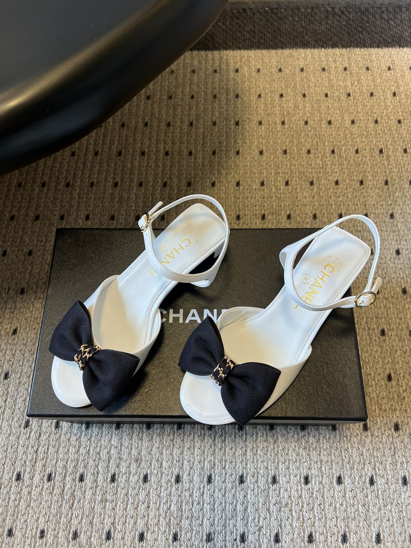Chane*26ss低跟细踝带蝴蝶结凉鞋鞋身以标志性蝴蝶结为核心装饰，部分蝴蝶结处点缀品牌经典的双C金属