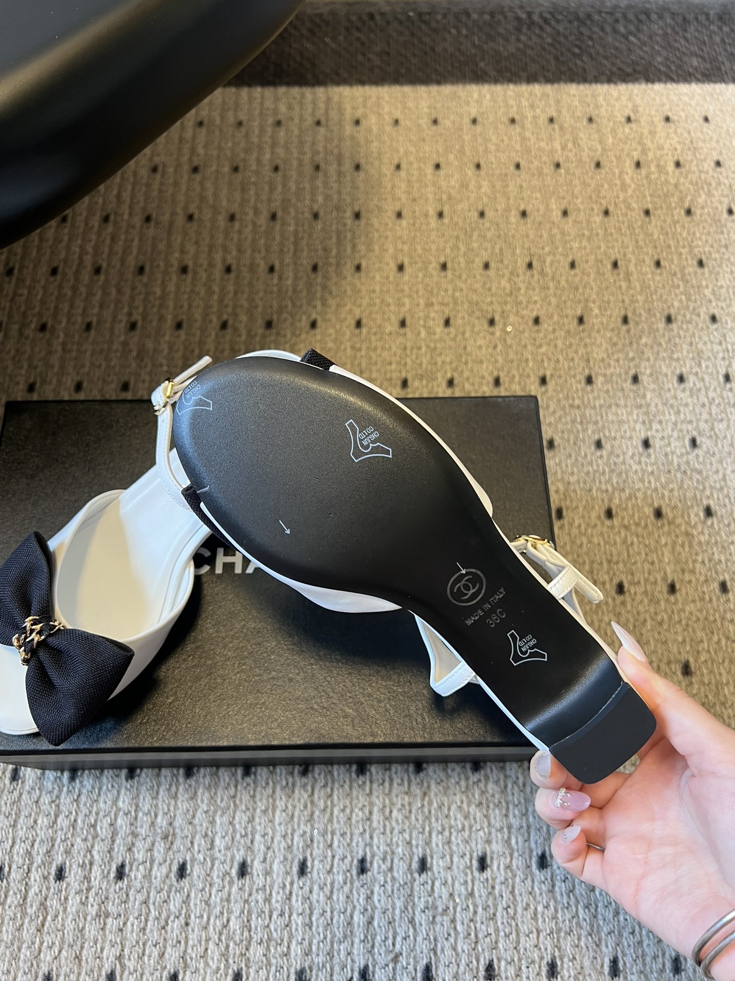 Chane*26ss低跟细踝带蝴蝶结凉鞋鞋身以标志性蝴蝶结为核心装饰，部分蝴蝶结处点缀品牌经典的双C金属