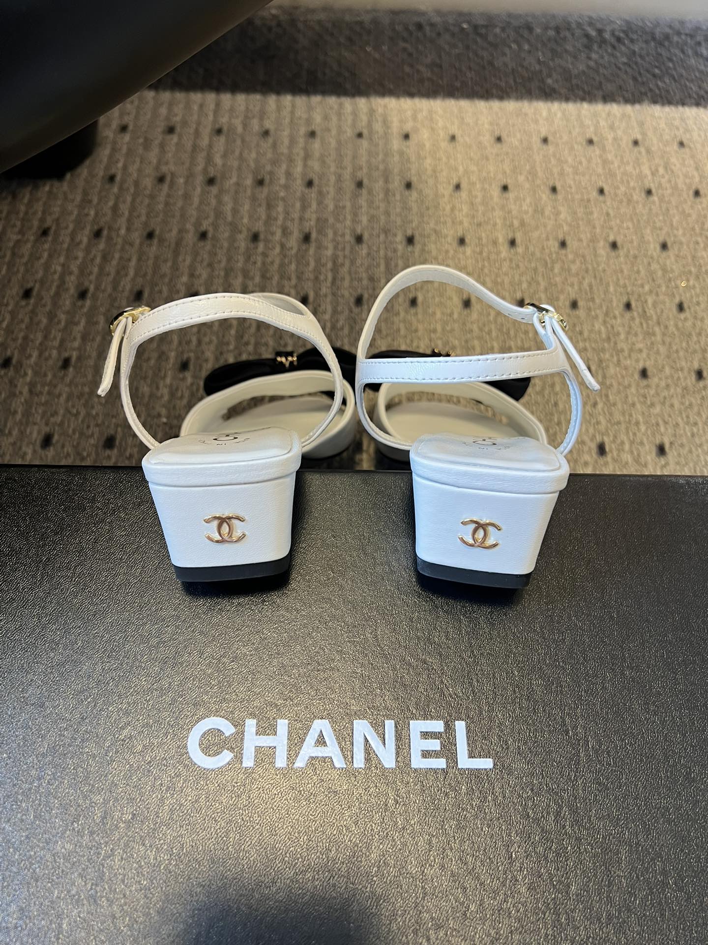 Chane*26ss低跟细踝带蝴蝶结凉鞋鞋身以标志性蝴蝶结为核心装饰，部分蝴蝶结处点缀品牌经典的双C金属