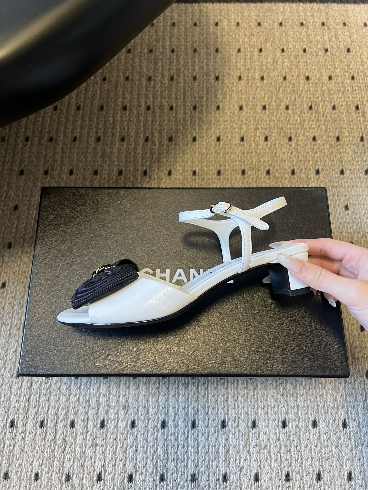 Chane*26ss低跟细踝带蝴蝶结凉鞋鞋身以标志性蝴蝶结为核心装饰，部分蝴蝶结处点缀品牌经典的双C金属