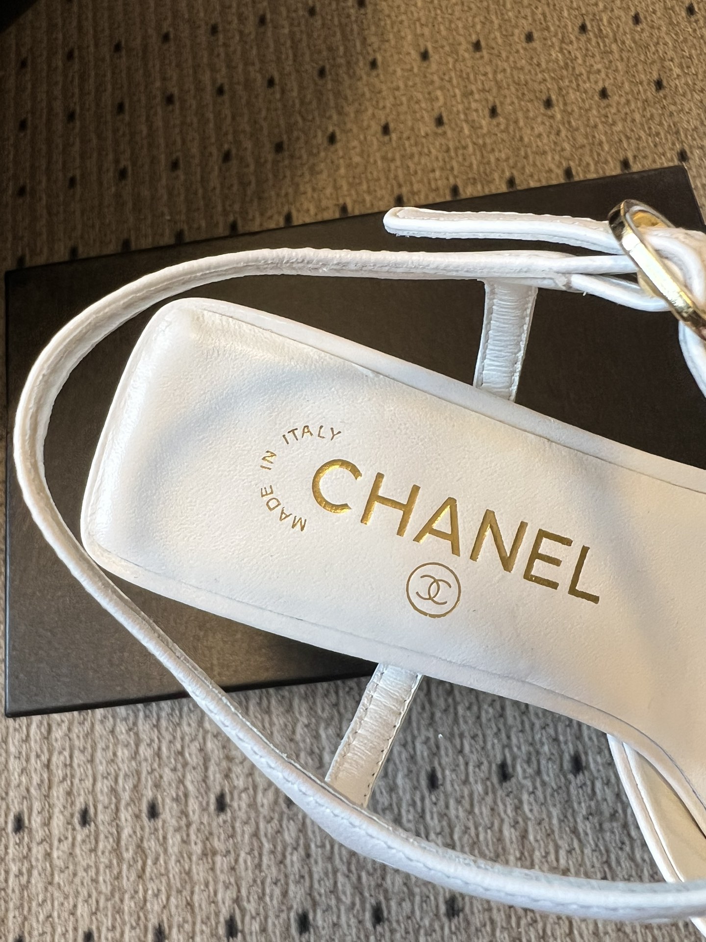 Chane*26ss低跟细踝带蝴蝶结凉鞋鞋身以标志性蝴蝶结为核心装饰，部分蝴蝶结处点缀品牌经典的双C金属