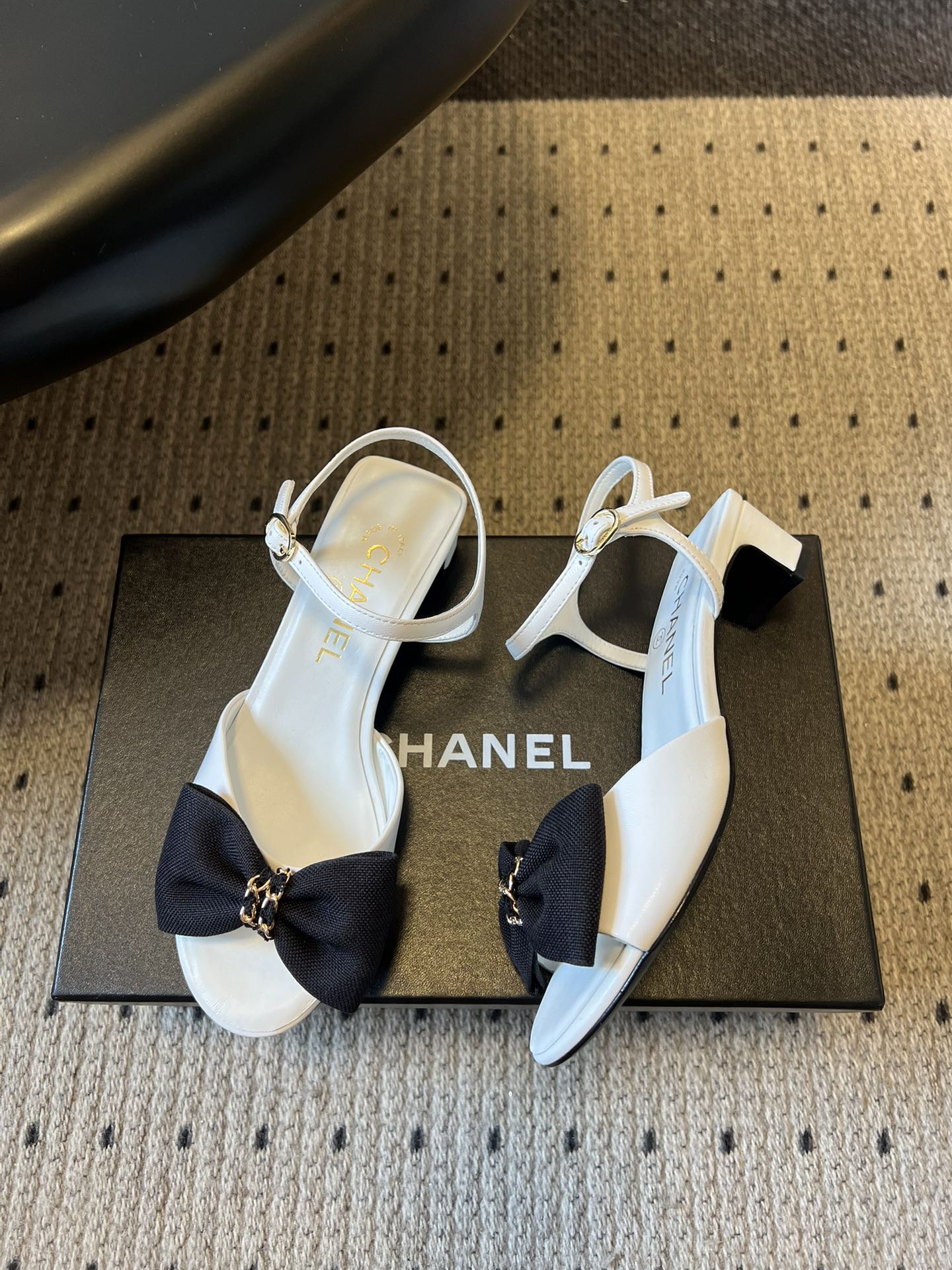Chane*26ss低跟细踝带蝴蝶结凉鞋鞋身以标志性蝴蝶结为核心装饰，部分蝴蝶结处点缀品牌经典的双C金属