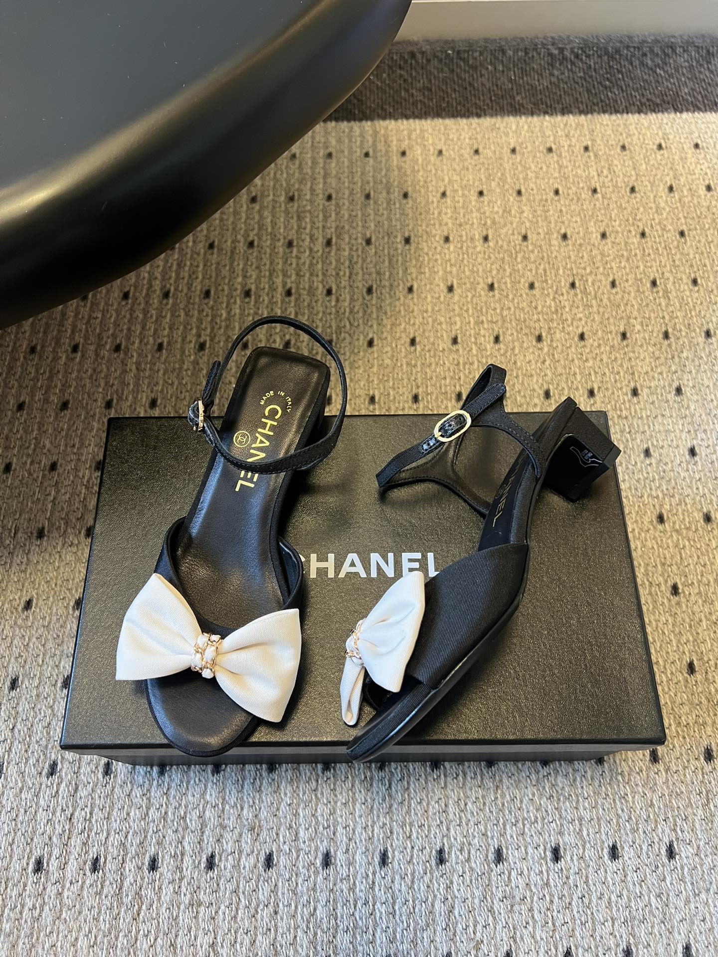 Chane*26ss低跟细踝带蝴蝶结凉鞋鞋身以标志性蝴蝶结为核心装饰，部分蝴蝶结处点缀品牌经典的双C金属
