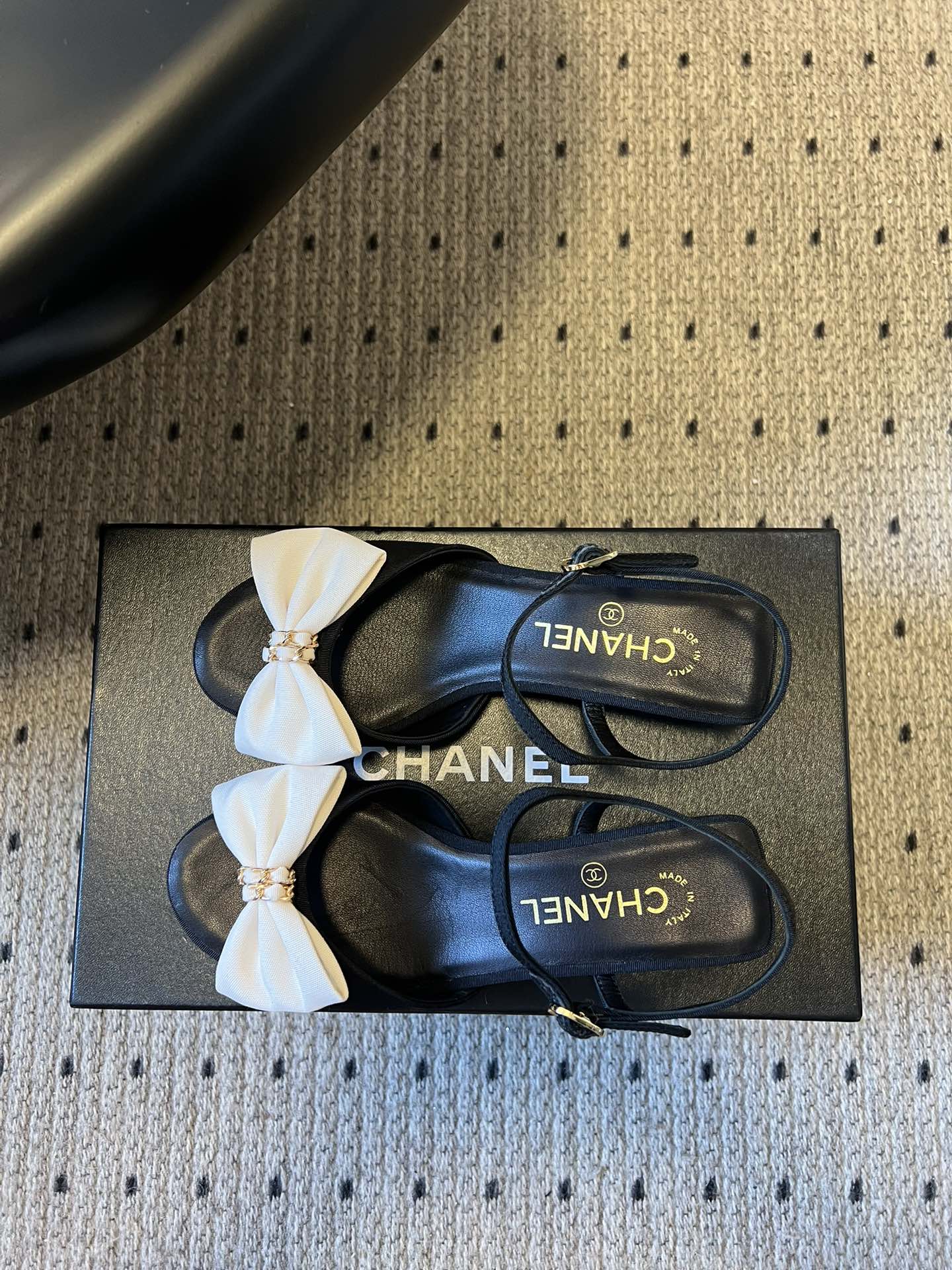 Chane*26ss低跟细踝带蝴蝶结凉鞋鞋身以标志性蝴蝶结为核心装饰，部分蝴蝶结处点缀品牌经典的双C金属